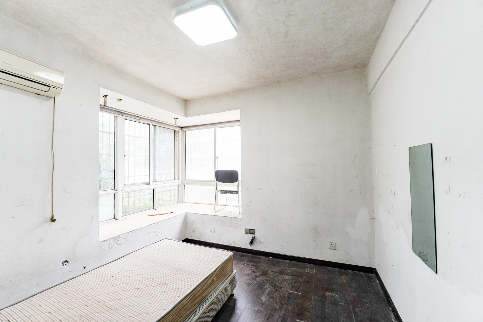 生活艺术城 4室2厅1卫 89.00万 生活艺术城 4室2厅1卫 89.00万卧室