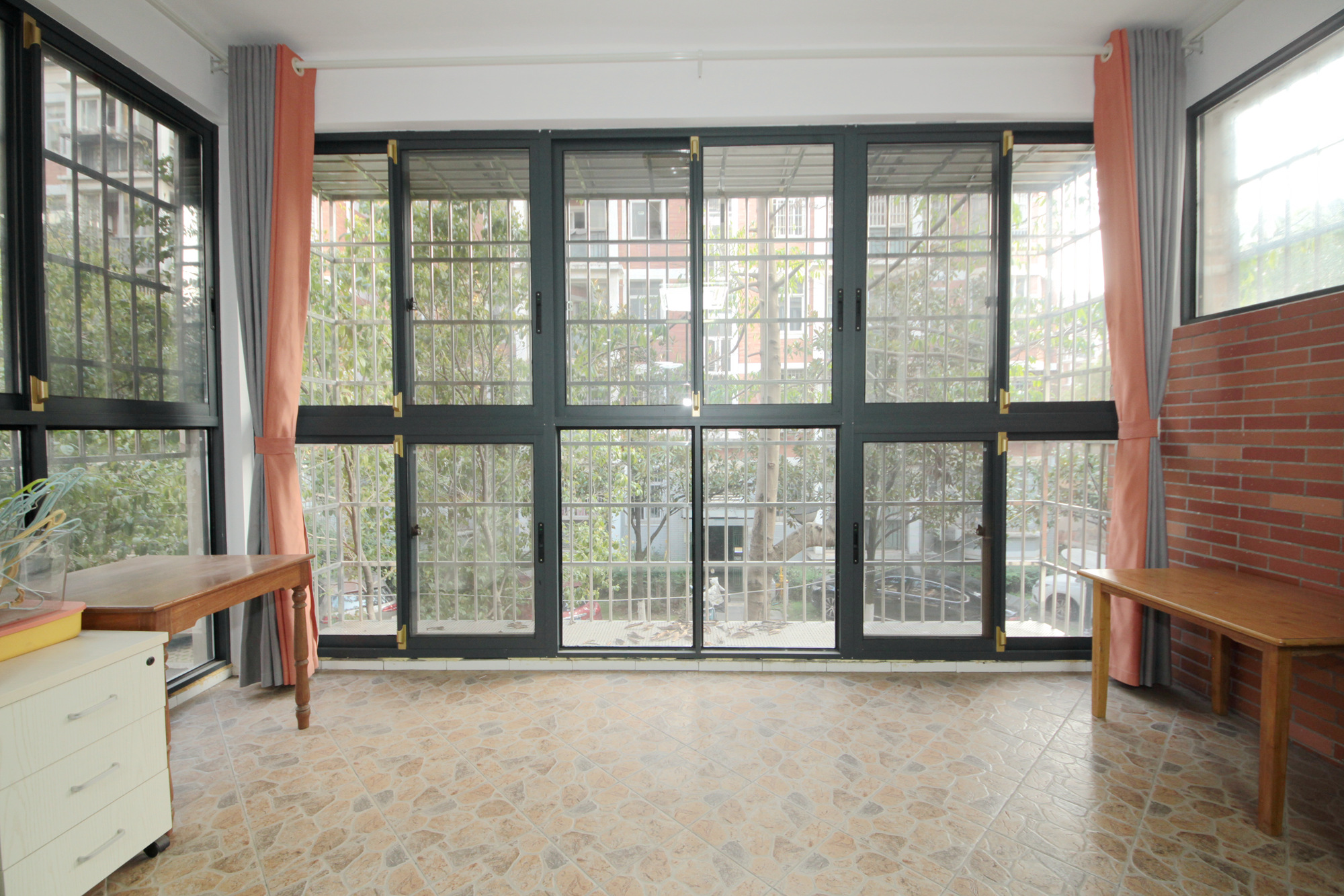 山水人家三期  4室2厅2卫    90.0万客厅