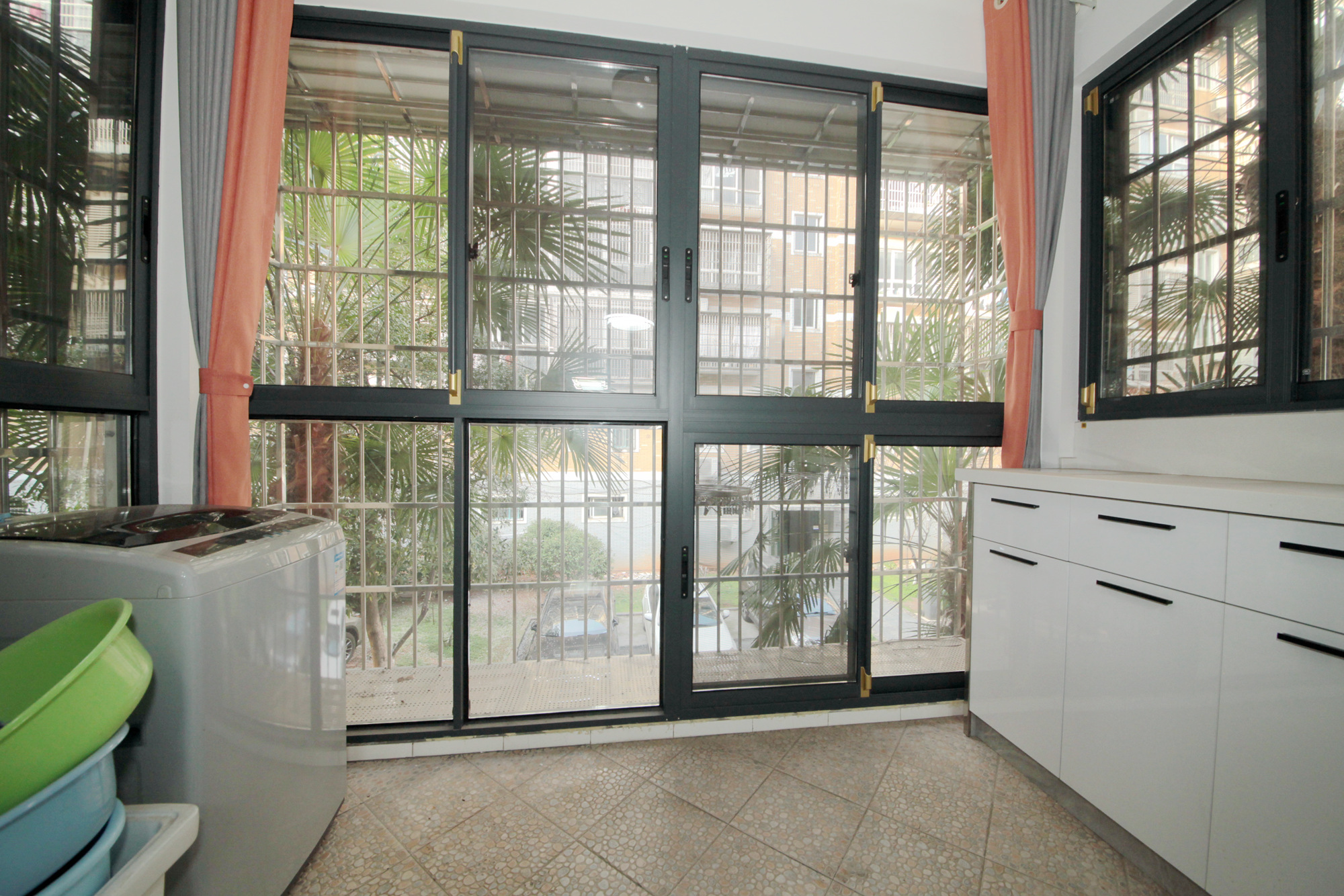 山水人家三期  4室2厅2卫    90.0万客厅