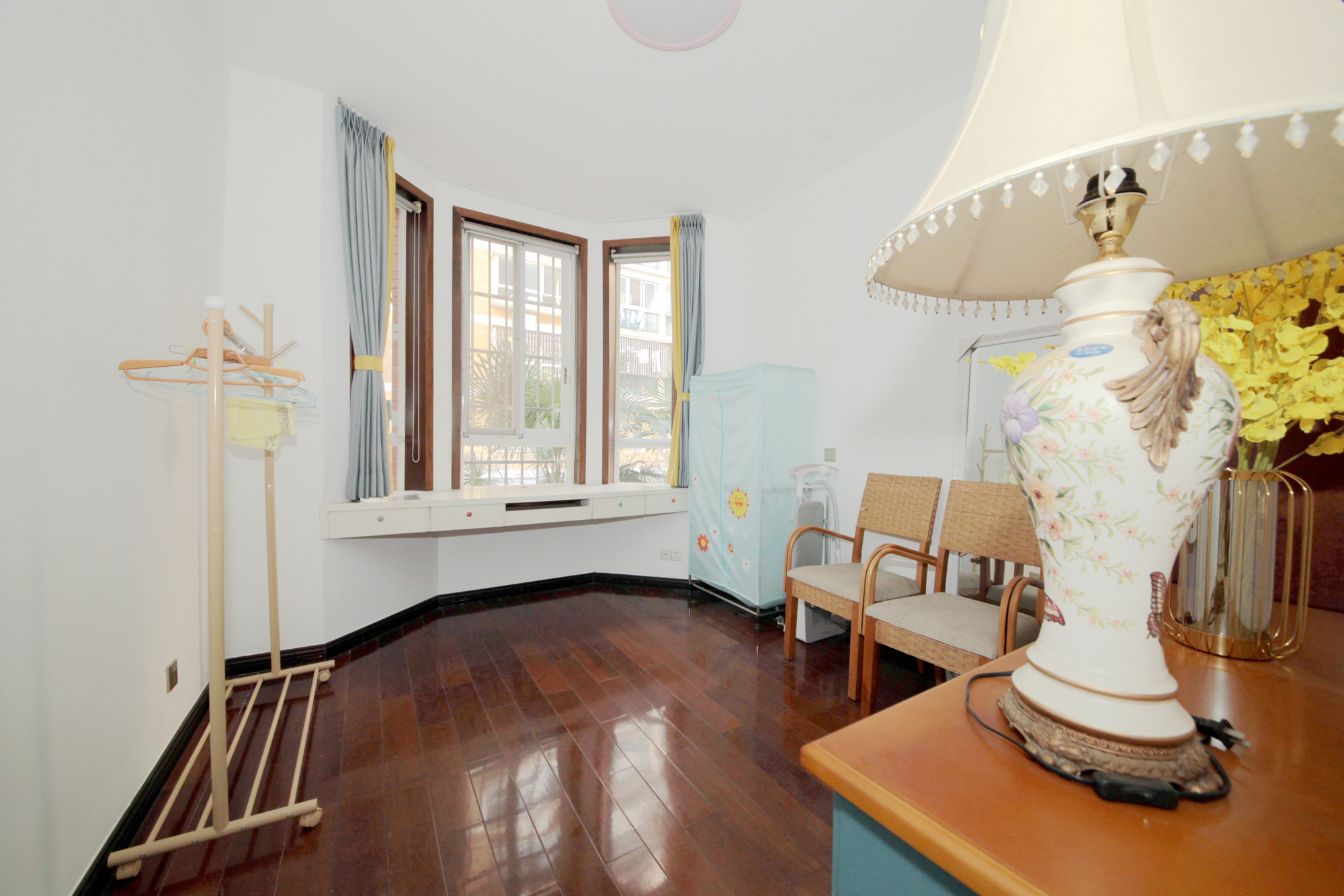 山水人家三期  4室2厅2卫    90.0万卧室