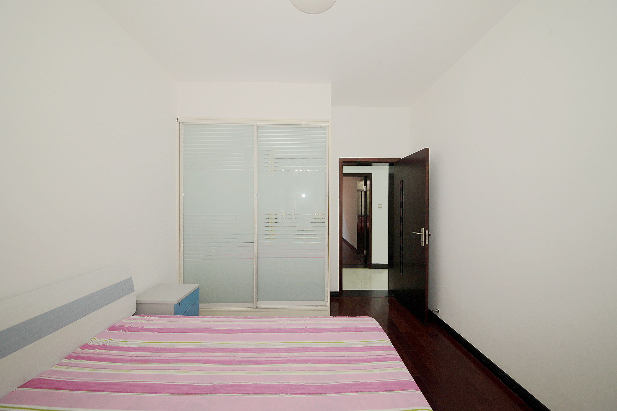 山水人家三期  4室2厅2卫    90.0万卧室