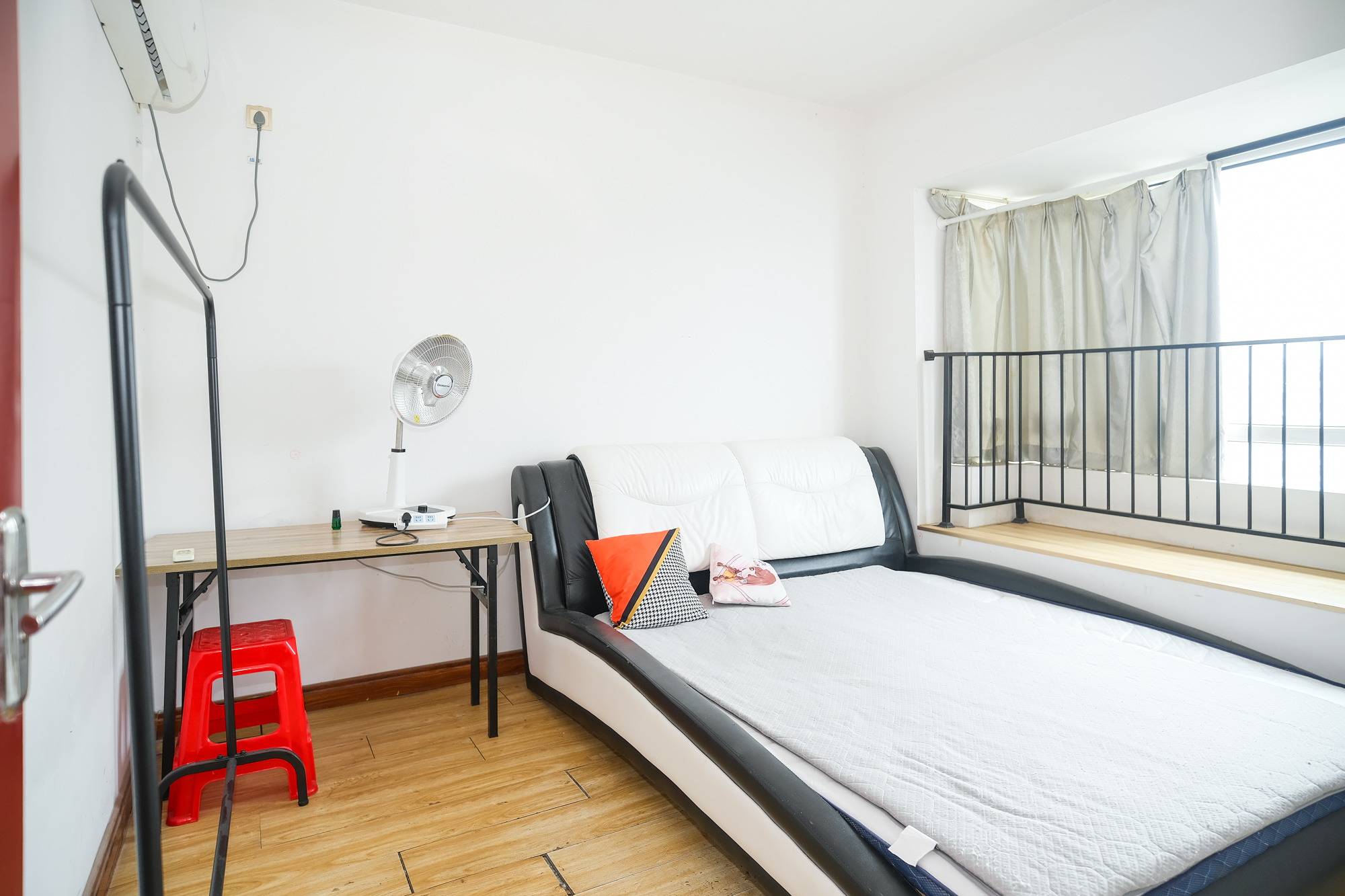 金科时代中心 3室2厅2卫 80.00万 金科时代中心 3室2厅2卫 80.00万卧室