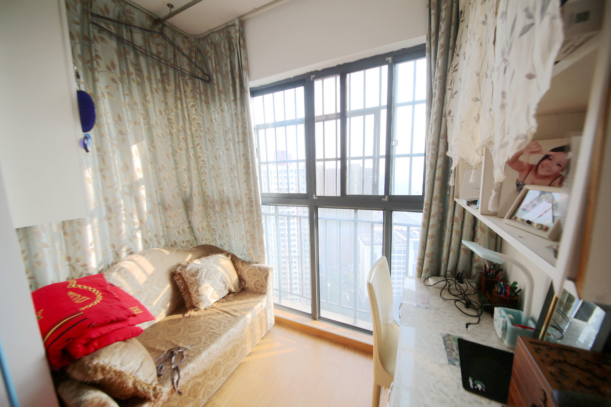 泊爱蓝湾  3室2厅1卫   98.00万阳台