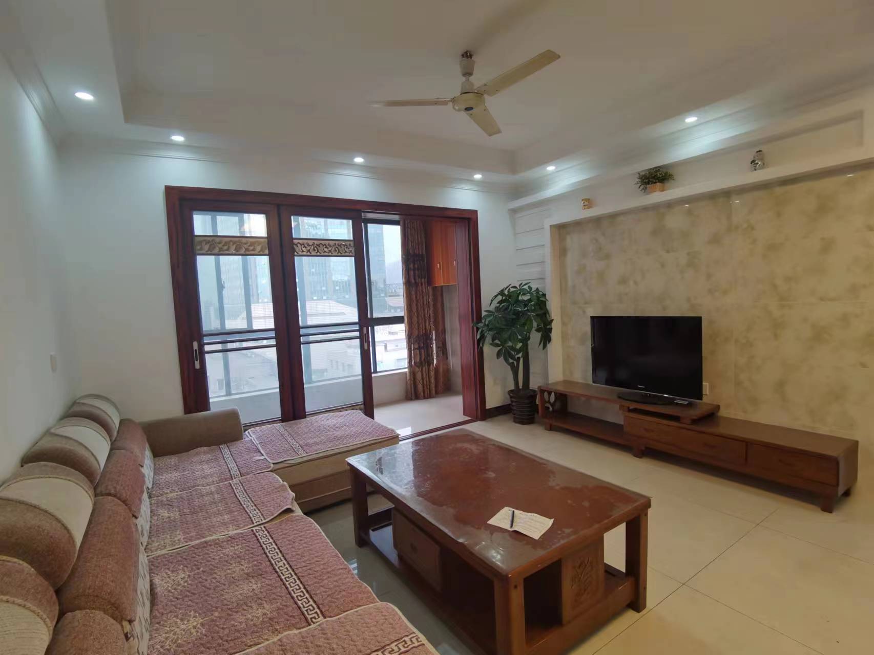 莲城步行街D区 3室2厅1卫 65.80万 莲城步行街D区 3室2厅1卫 65.80万客厅