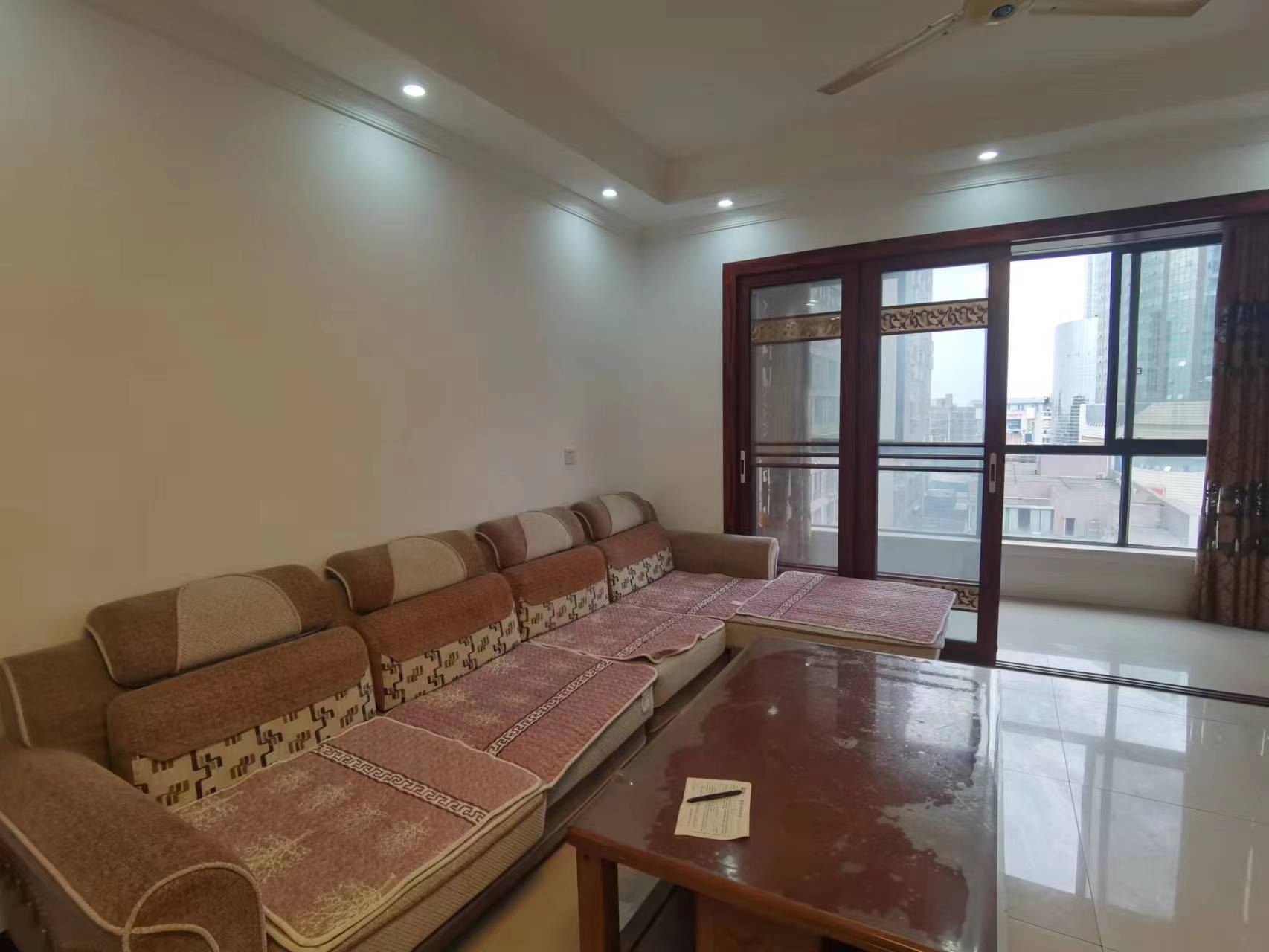 莲城步行街D区 3室2厅1卫 65.80万 莲城步行街D区 3室2厅1卫 65.80万客厅