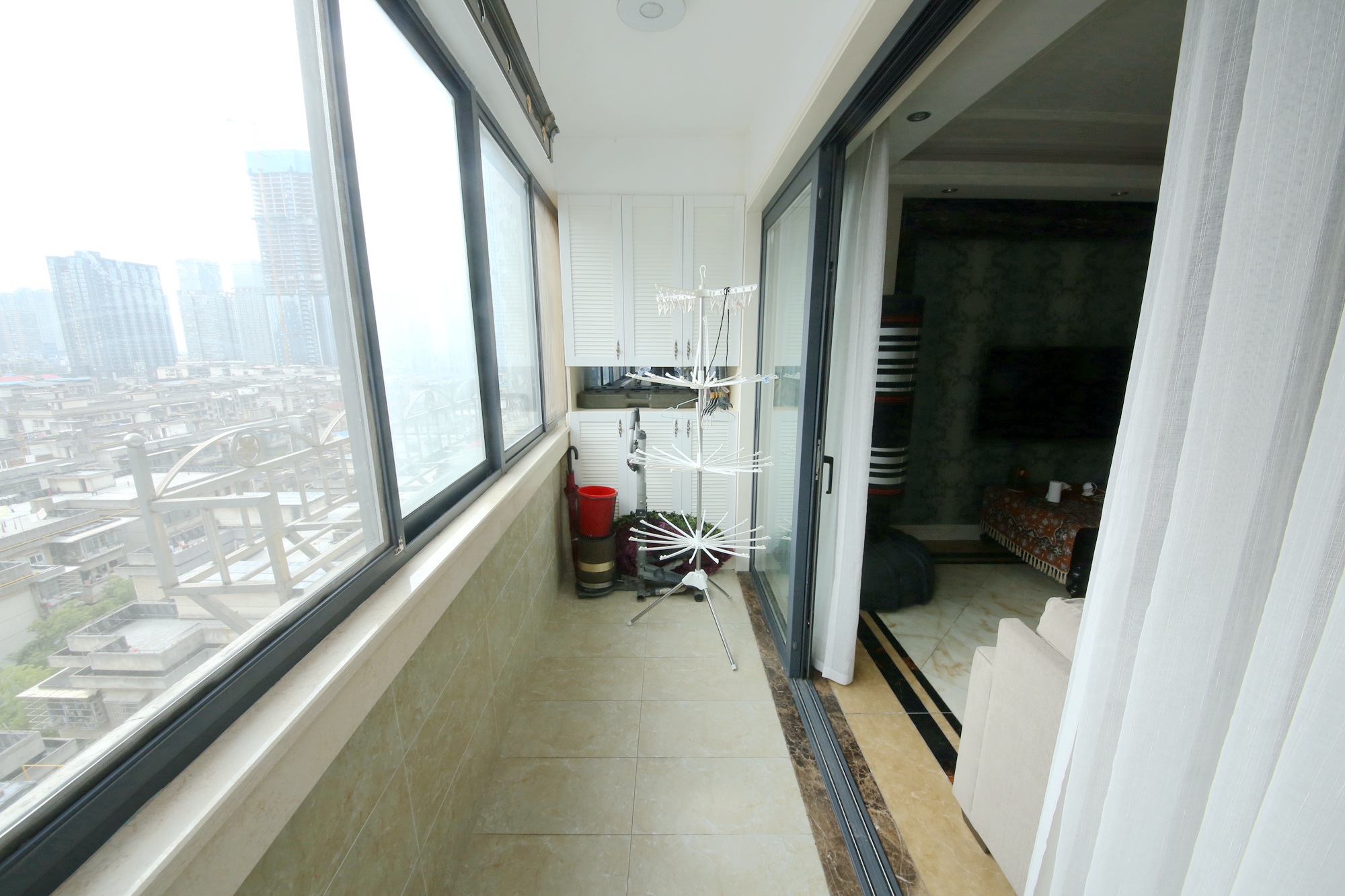 兴汉大厦  3室2厅2卫   159.00万阳台