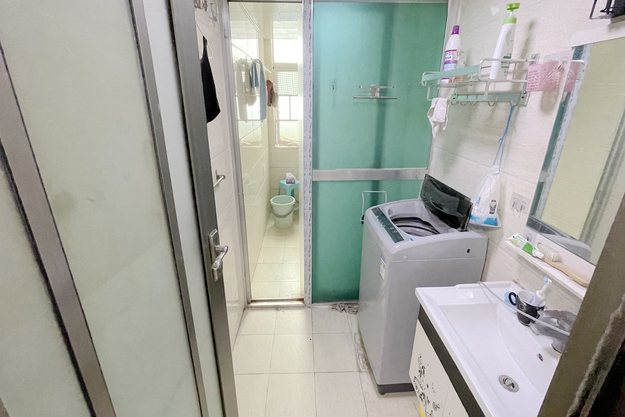鸿信大厦  3室2厅2卫    180.0万卫生间