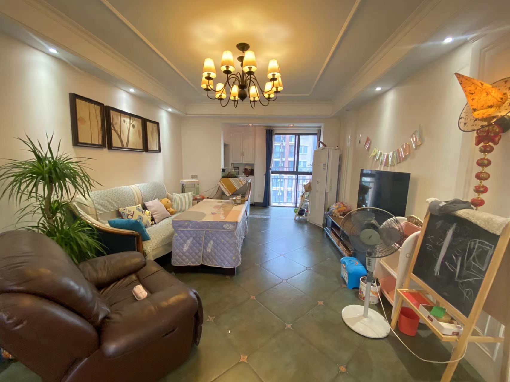 中央皇庭  3室2厅2卫    83.8万 中央皇庭  3室2厅2卫    83.8万室内图1