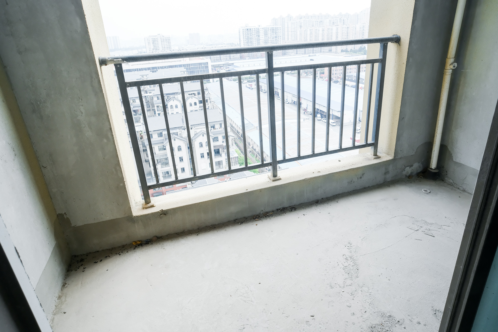 艾美潇湘  3室2厅1卫   53.80万阳台