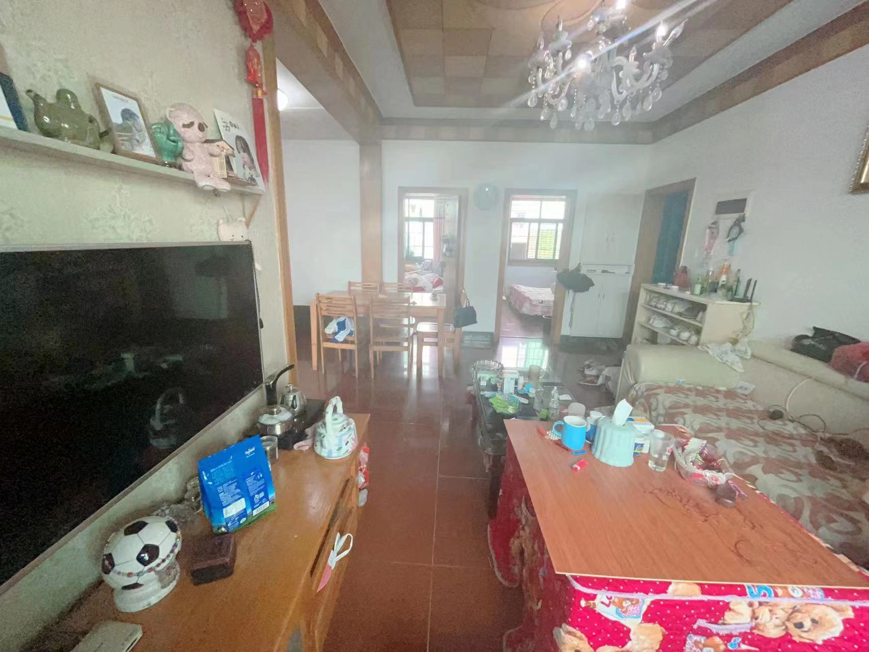 钢城公寓 3室2厅1卫 35.50万 钢城公寓 3室2厅1卫 35.50万客厅