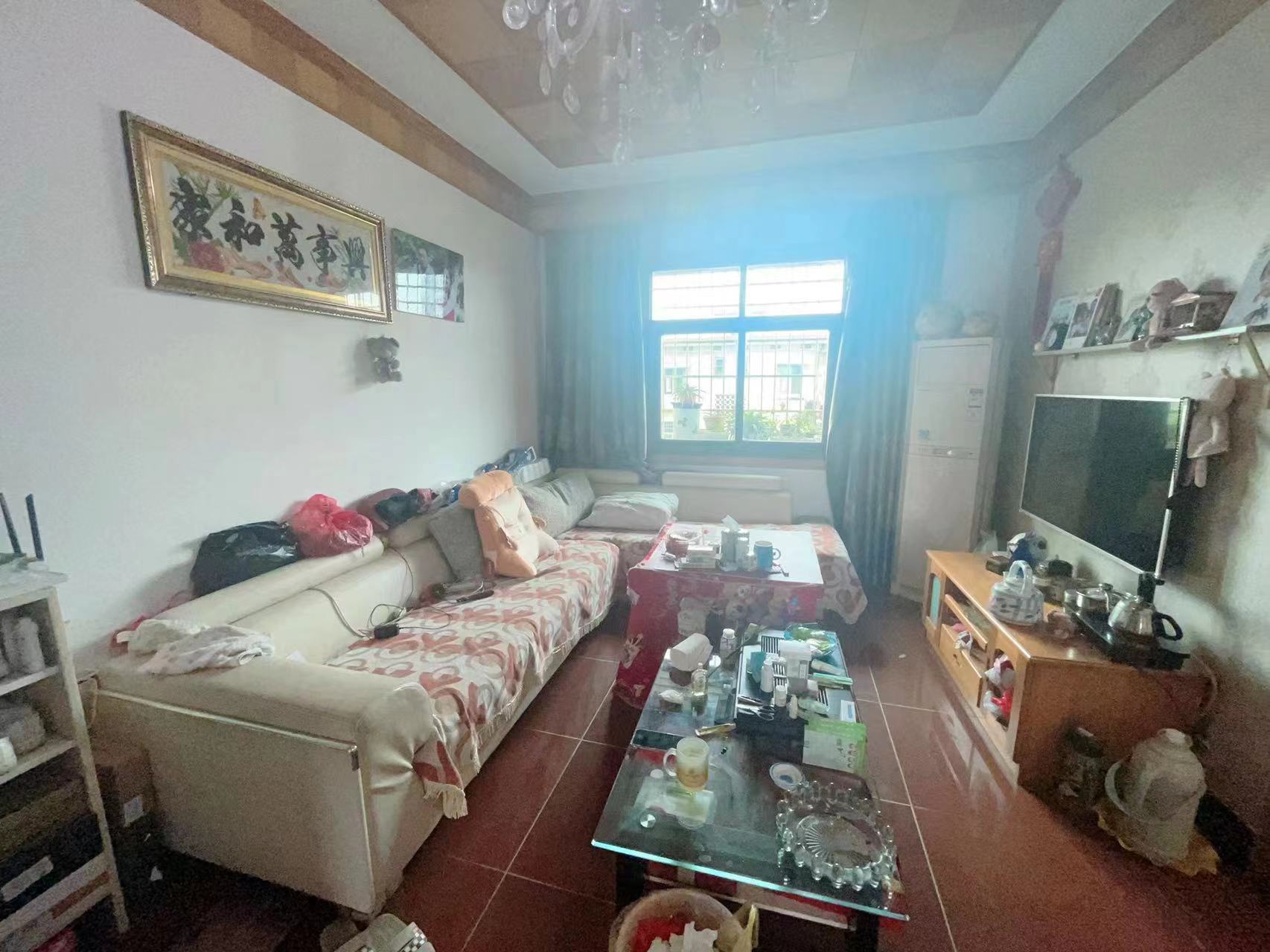 钢城公寓 3室2厅1卫 35.50万 钢城公寓 3室2厅1卫 35.50万客厅