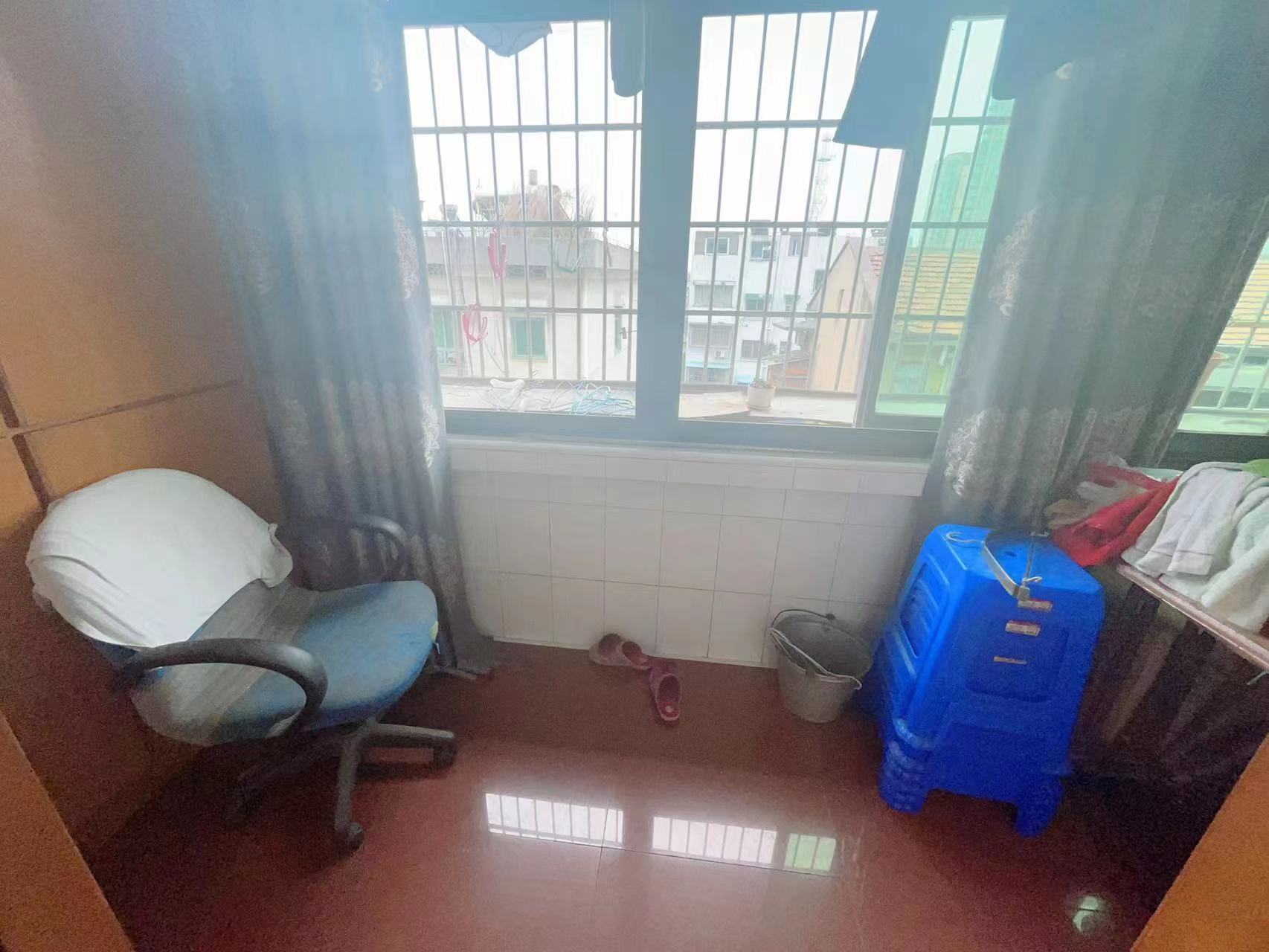 钢城公寓 3室2厅1卫 35.50万 钢城公寓 3室2厅1卫 35.50万客厅