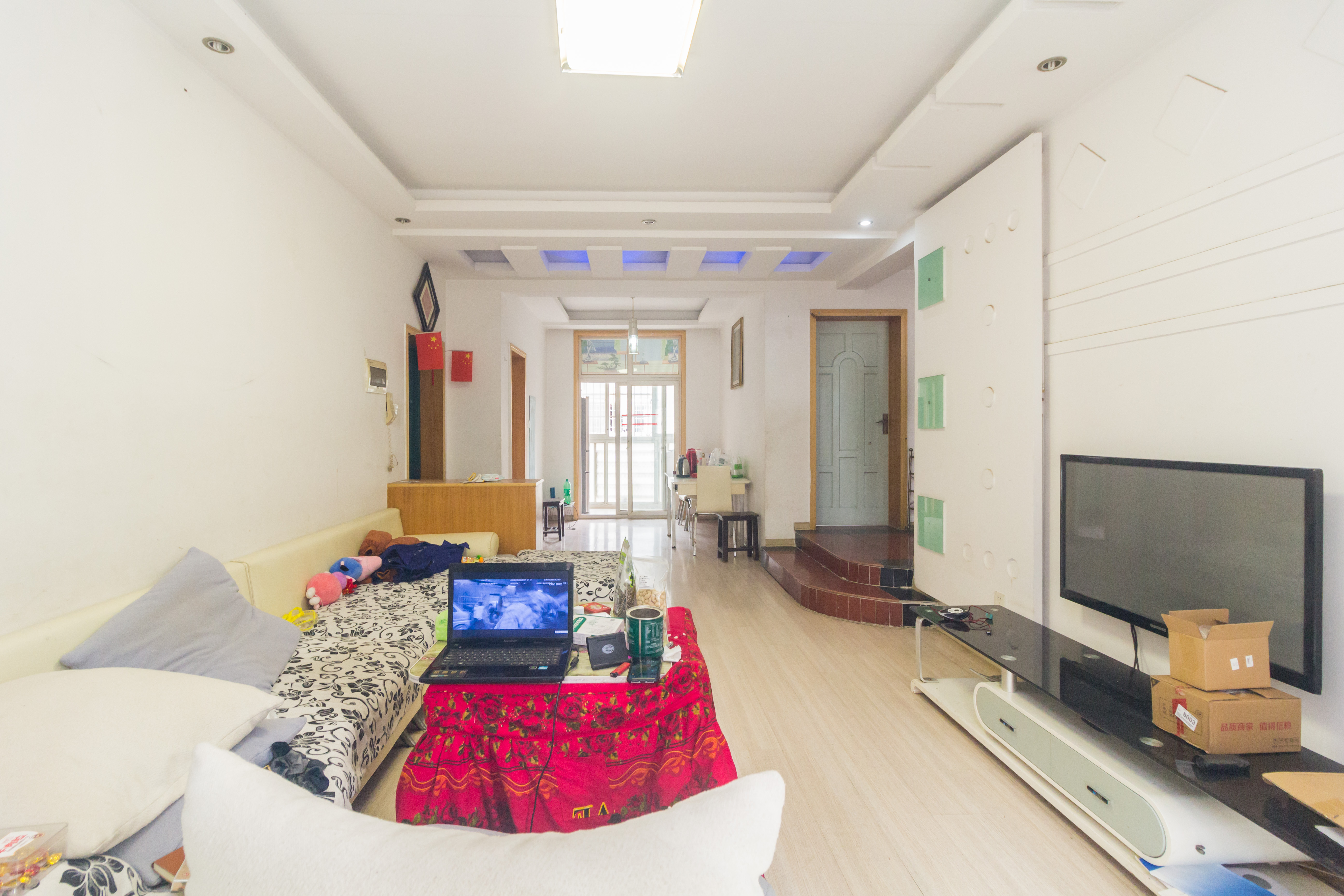 圣力华苑 2室2厅1卫 35.00万 圣力华苑 2室2厅1卫 35.00万客厅