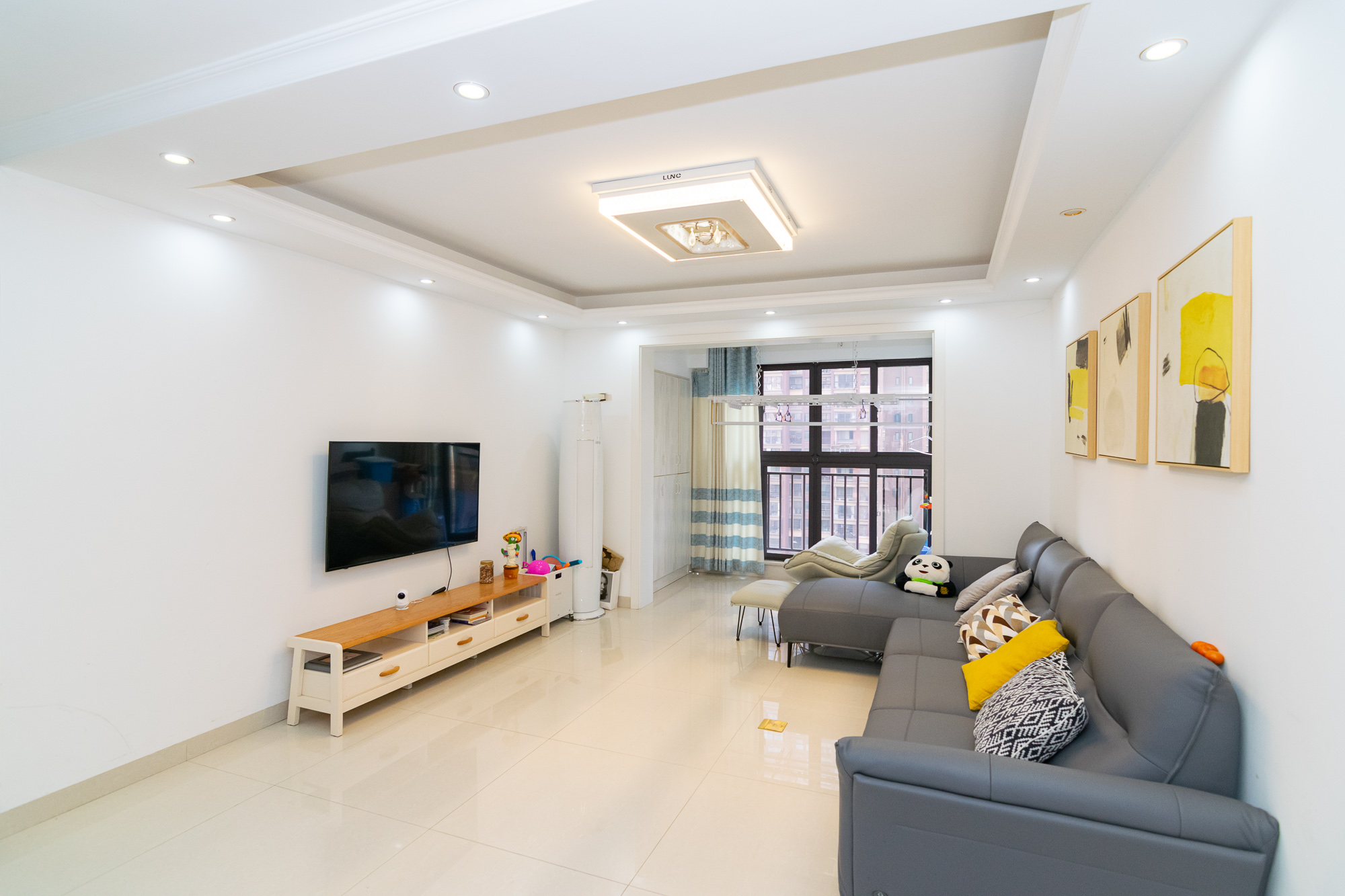 新城国际花都 3室2厅2卫 66.0万 新城国际花都 3室2厅2卫 66.0万客厅