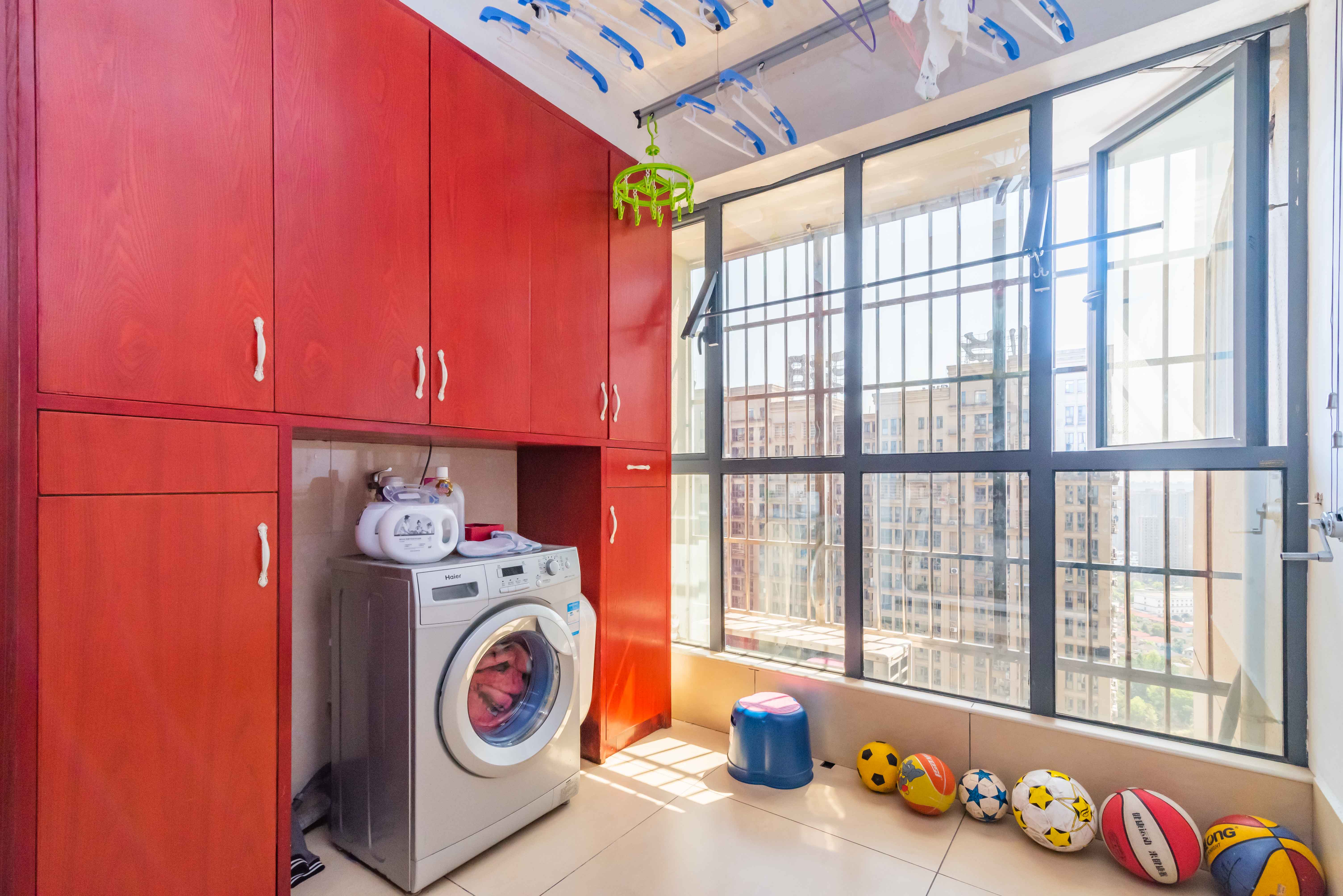 悦湖山 3室2厅1卫 82.0万 悦湖山 3室2厅1卫 82.0万阳台