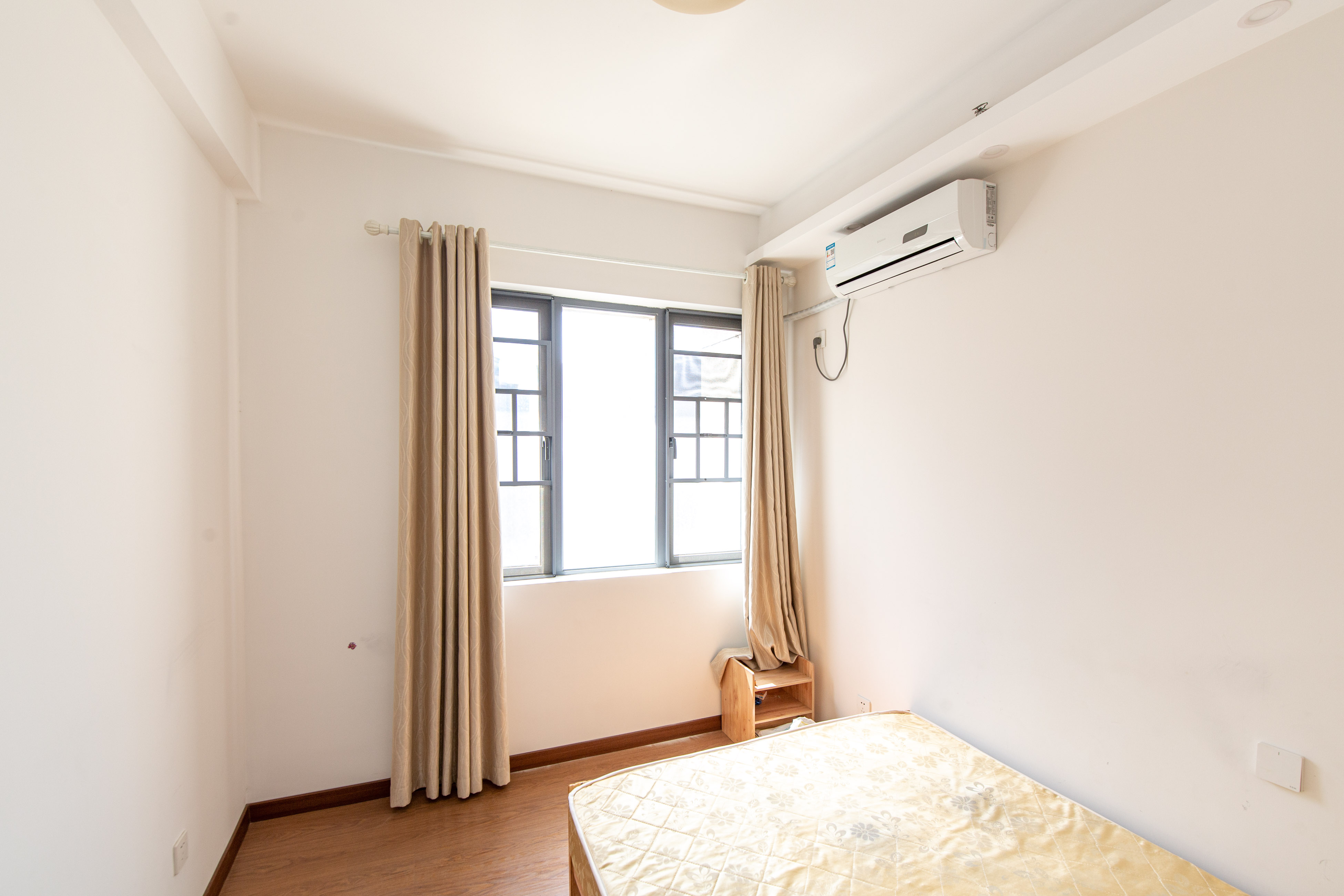 半山公馆（半山国际中心）  2室2厅1卫    73.0万卧室