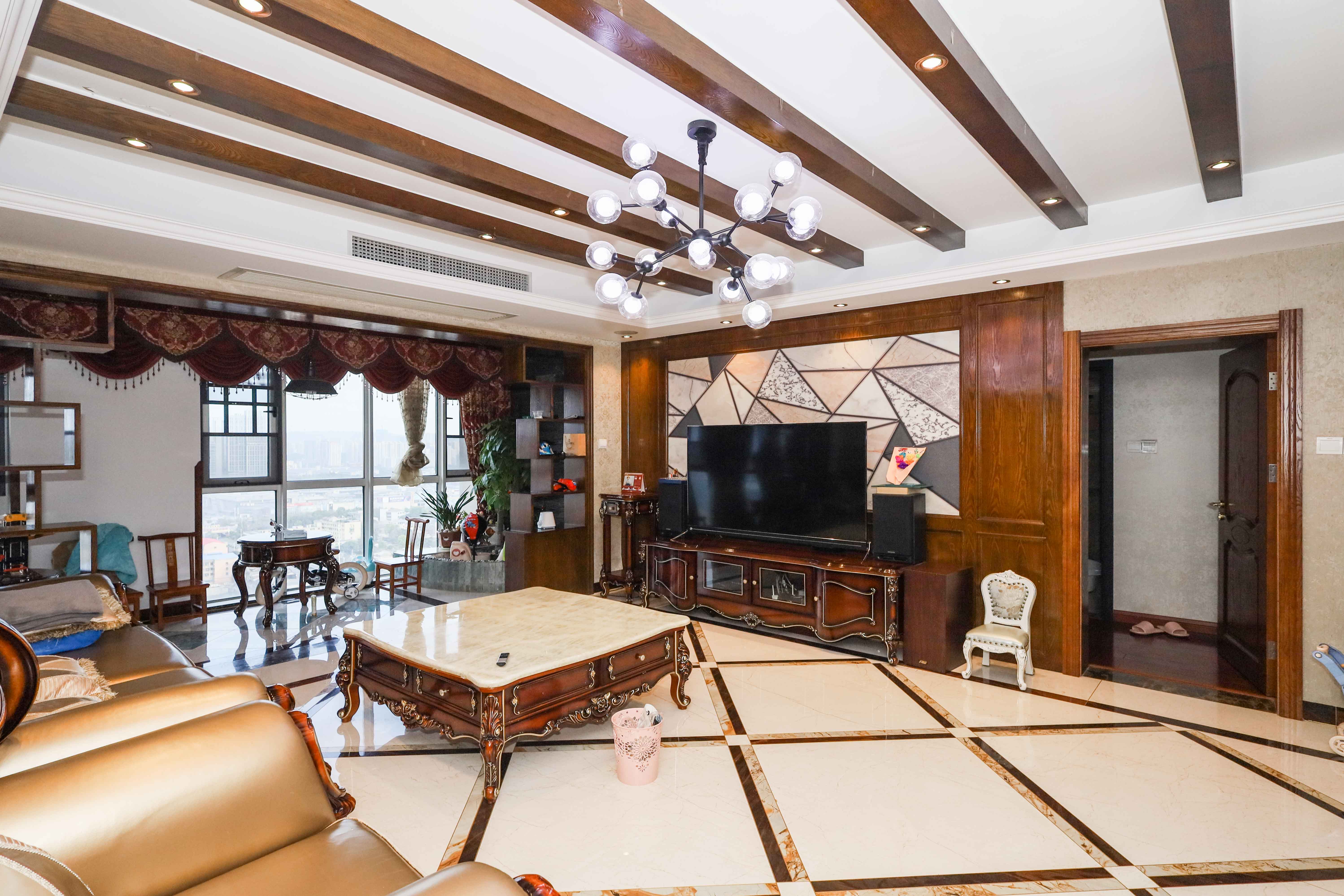 山水英伦海德广场  4室2厅2卫   239.80万 山水英伦海德广场  4室2厅2卫   239.80万客厅