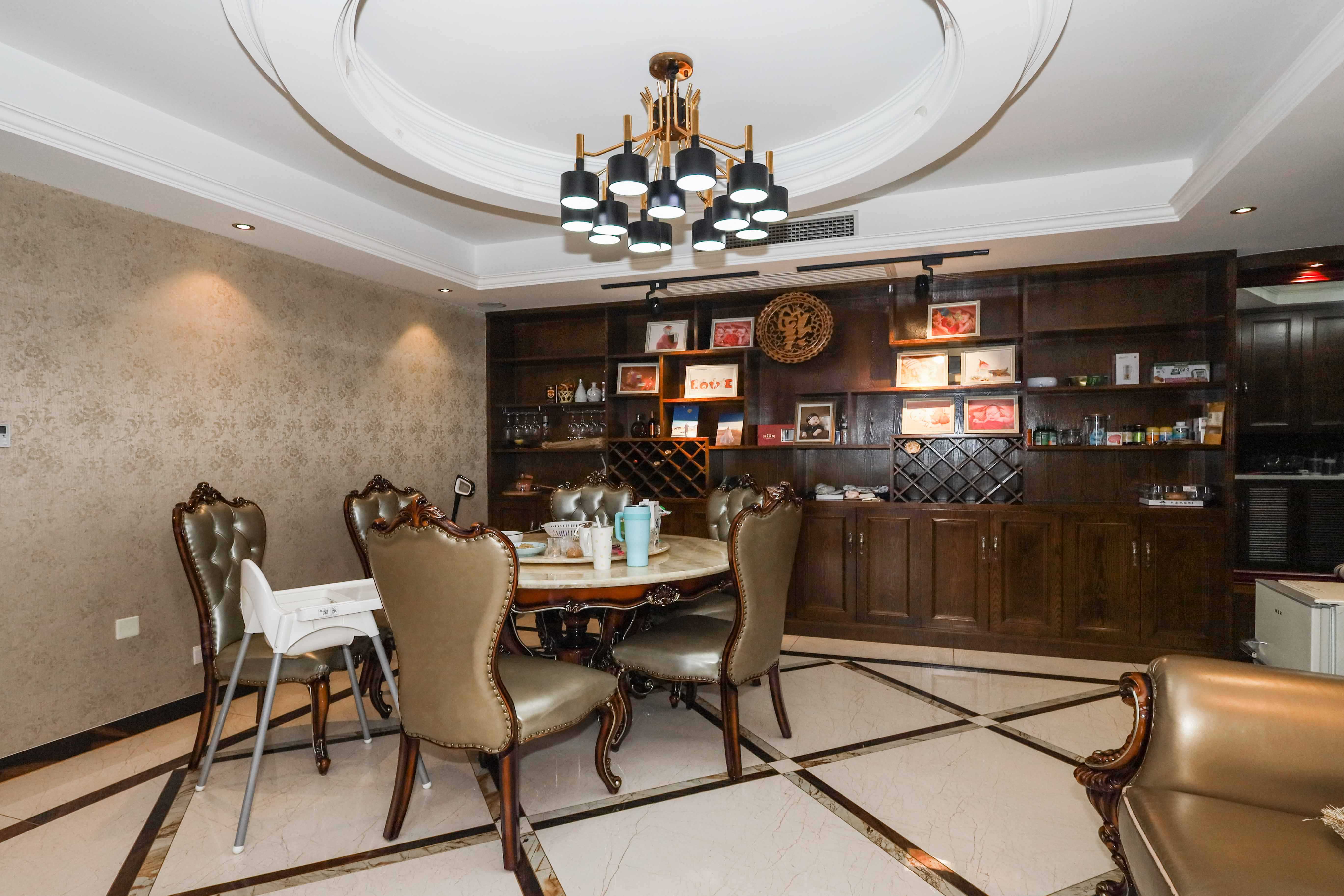 山水英伦海德广场  4室2厅2卫   239.80万 山水英伦海德广场  4室2厅2卫   239.80万客厅