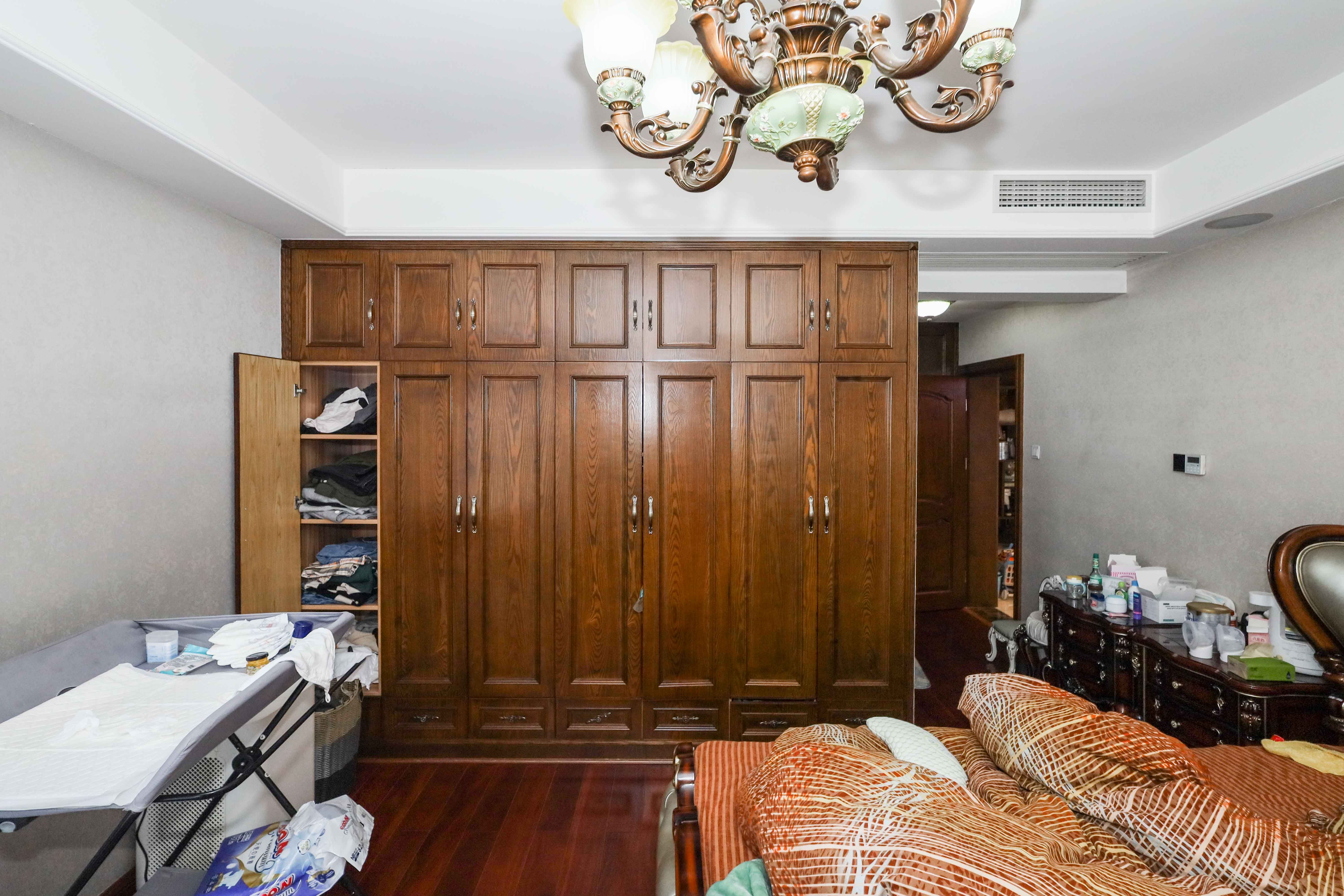 山水英伦海德广场  4室2厅2卫   239.80万 山水英伦海德广场  4室2厅2卫   239.80万卧室