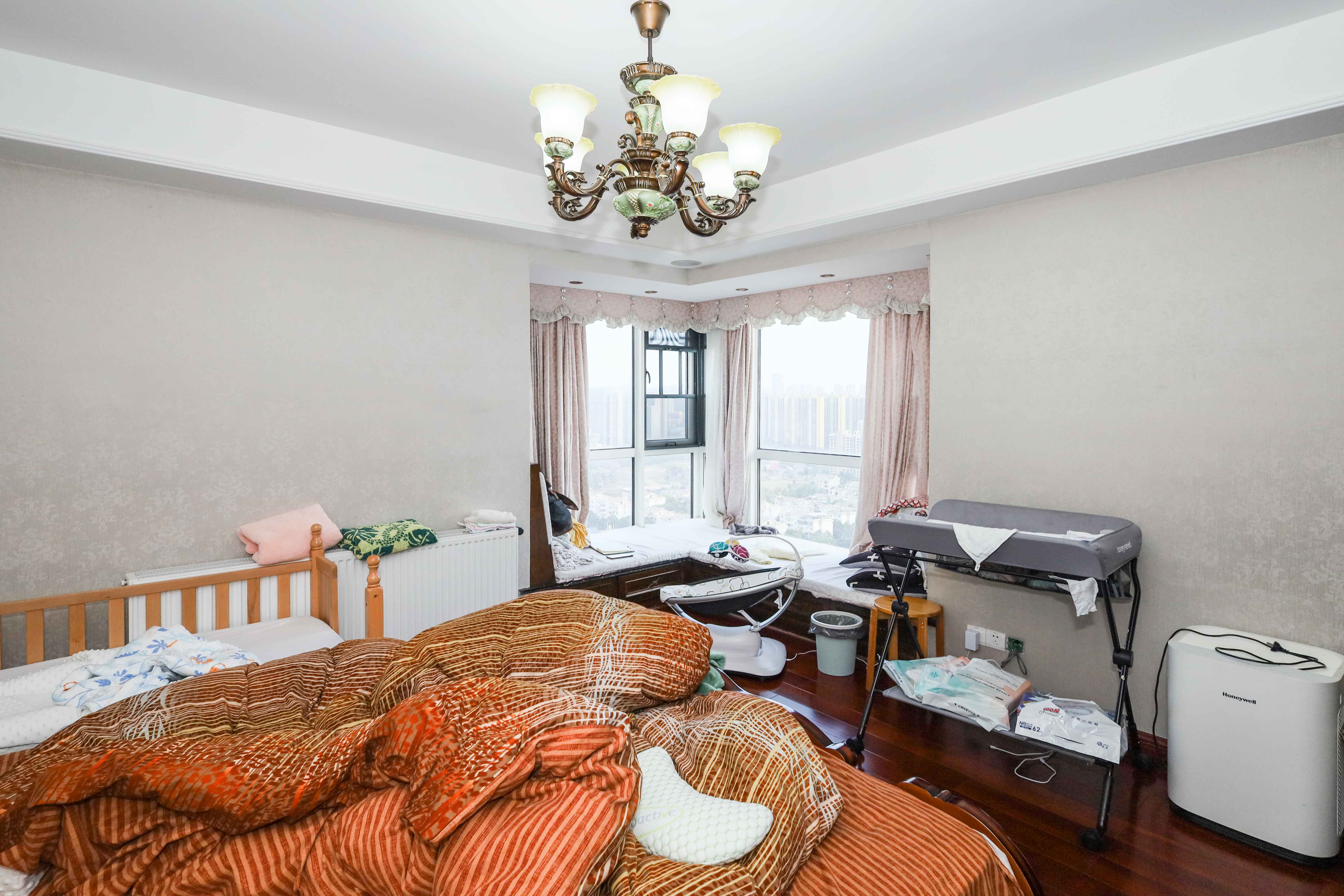 山水英伦海德广场  4室2厅2卫   239.80万 山水英伦海德广场  4室2厅2卫   239.80万卧室