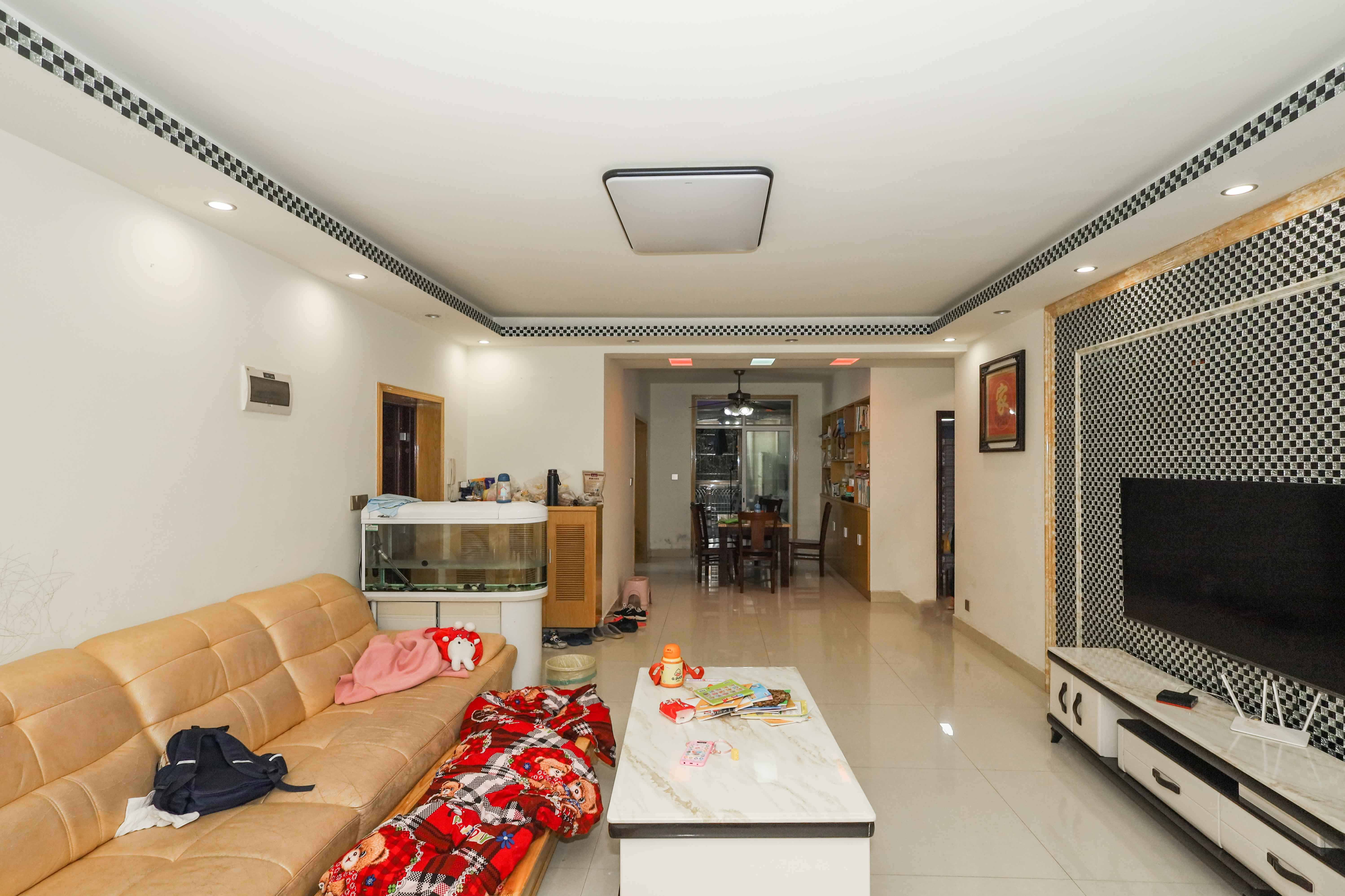 山水英伦 3室2厅2卫 115.00万 山水英伦 3室2厅2卫 115.00万客厅