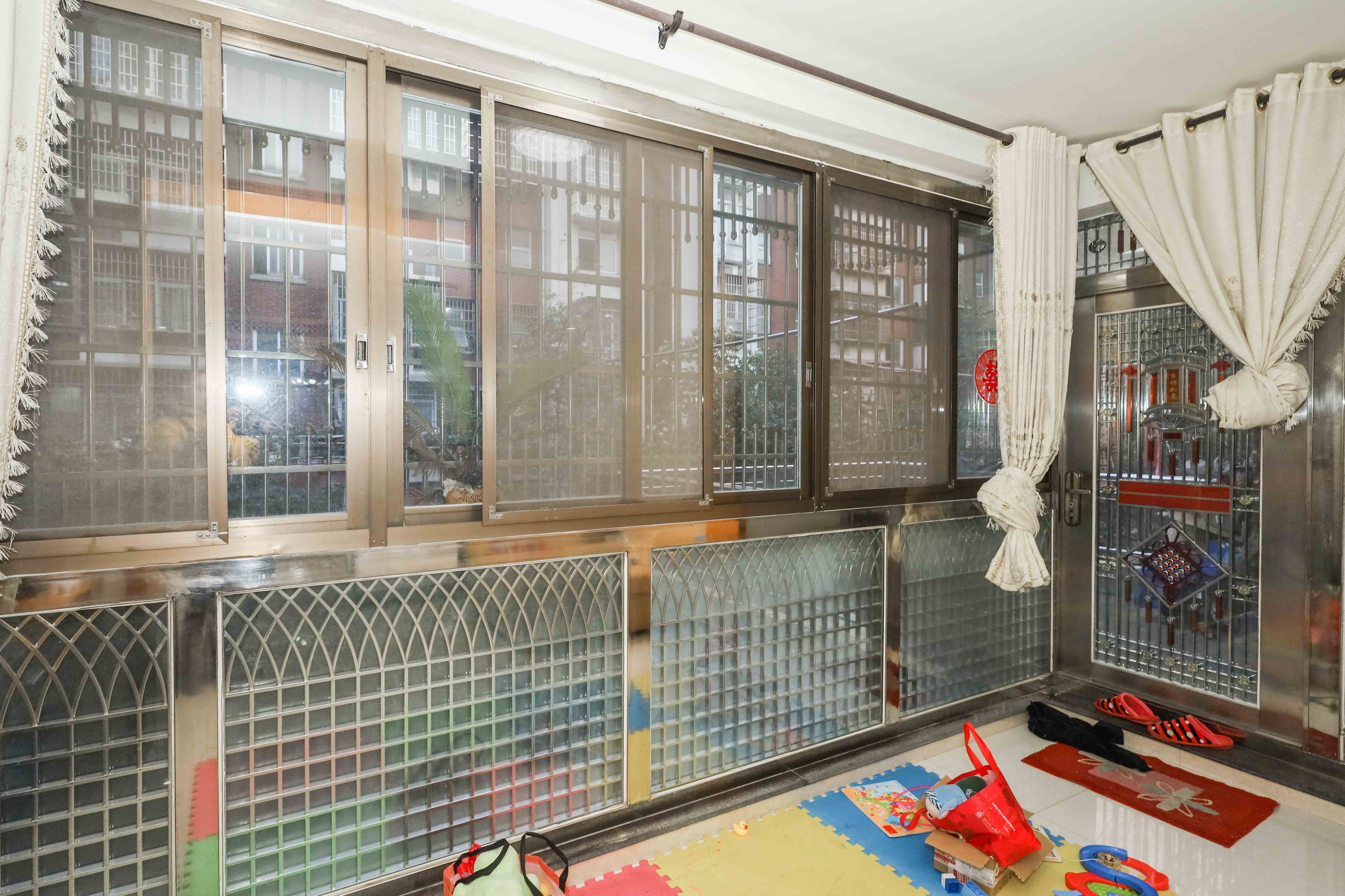 山水英伦 3室2厅2卫 115.00万 山水英伦 3室2厅2卫 115.00万阳台