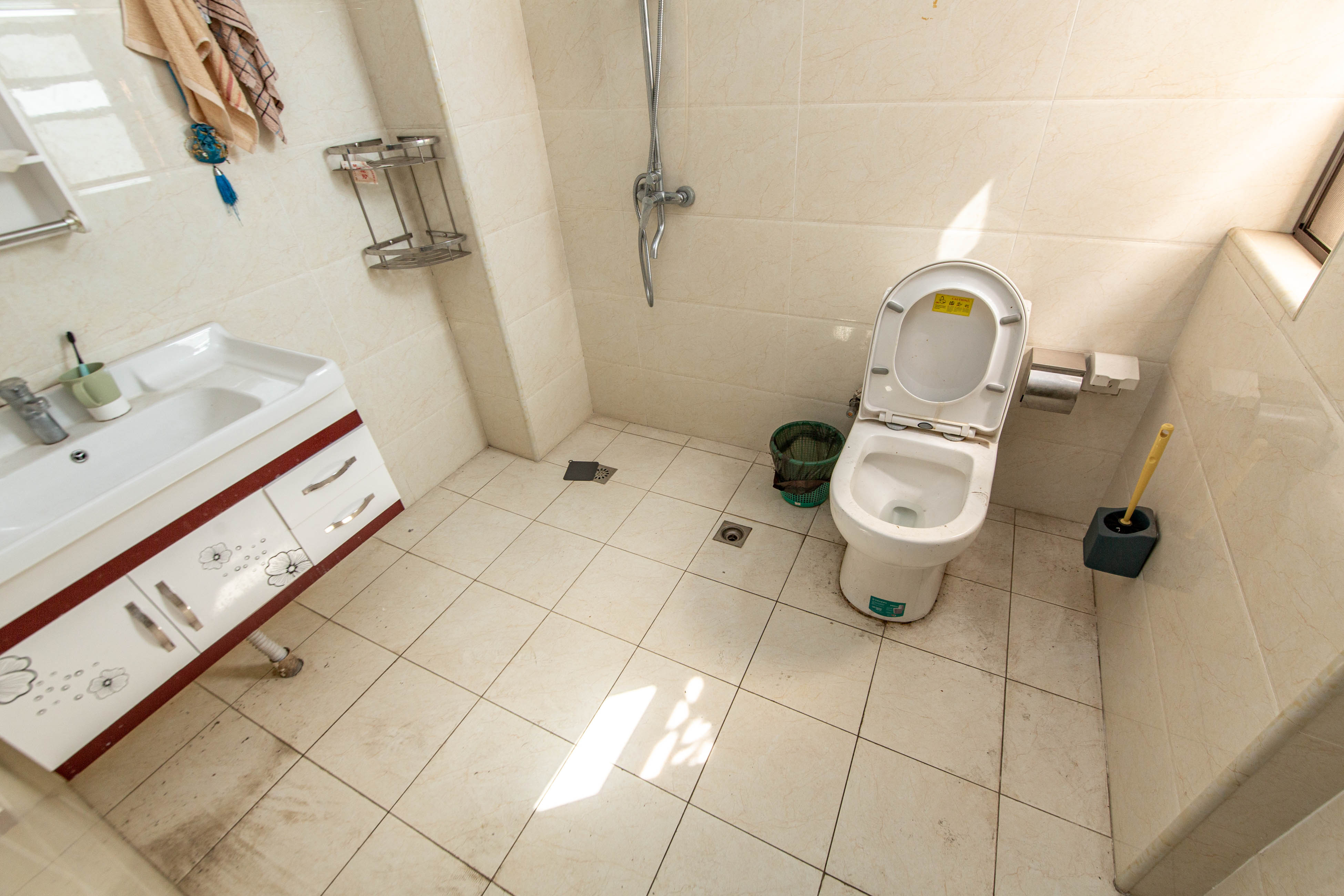 德润小区(丰升德润小区) 4室2厅2卫 140.00万 德润小区(丰升德润小区) 4室2厅2卫 140.00万卫生间