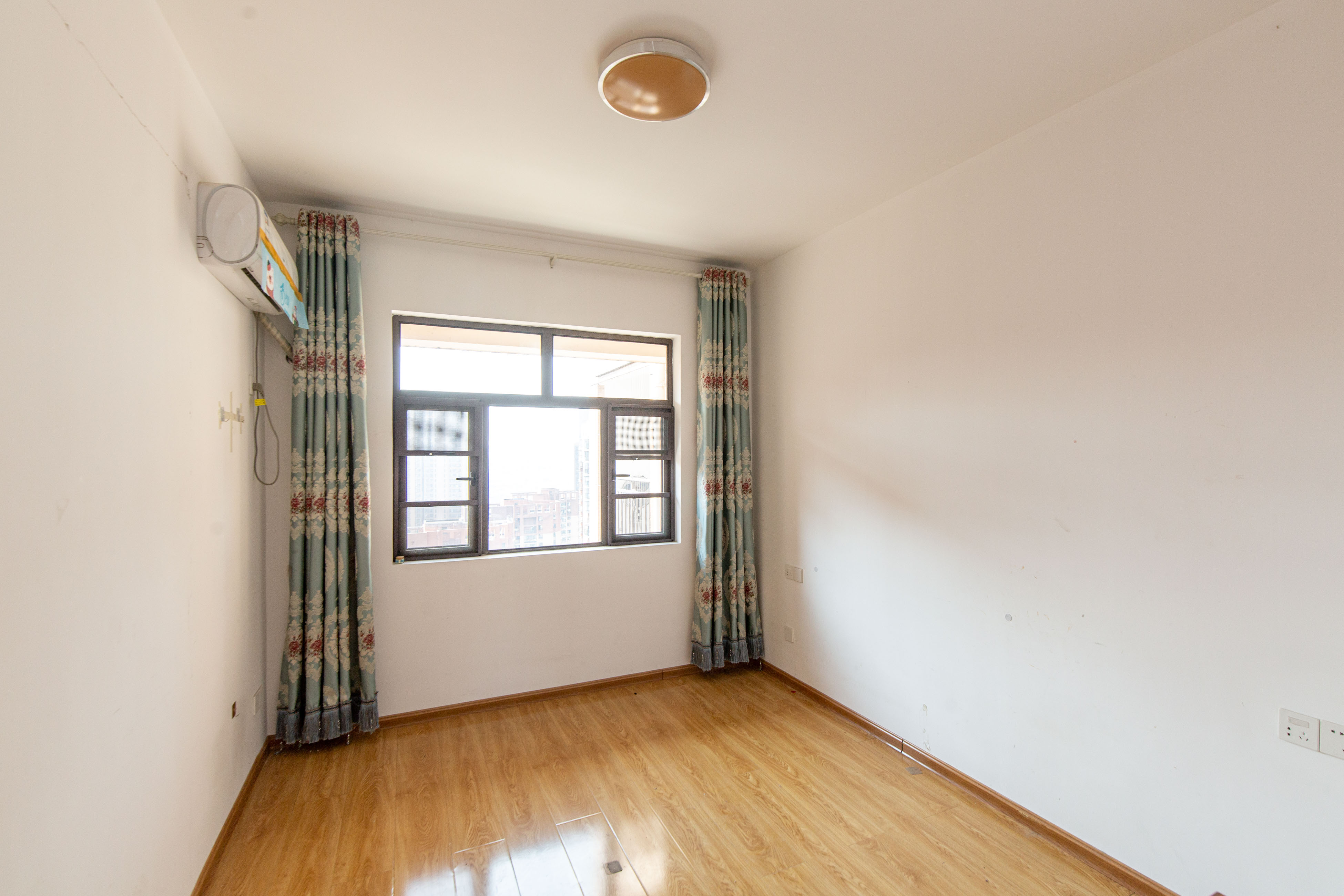 德润小区(丰升德润小区) 4室2厅2卫 140.00万 德润小区(丰升德润小区) 4室2厅2卫 140.00万卧室