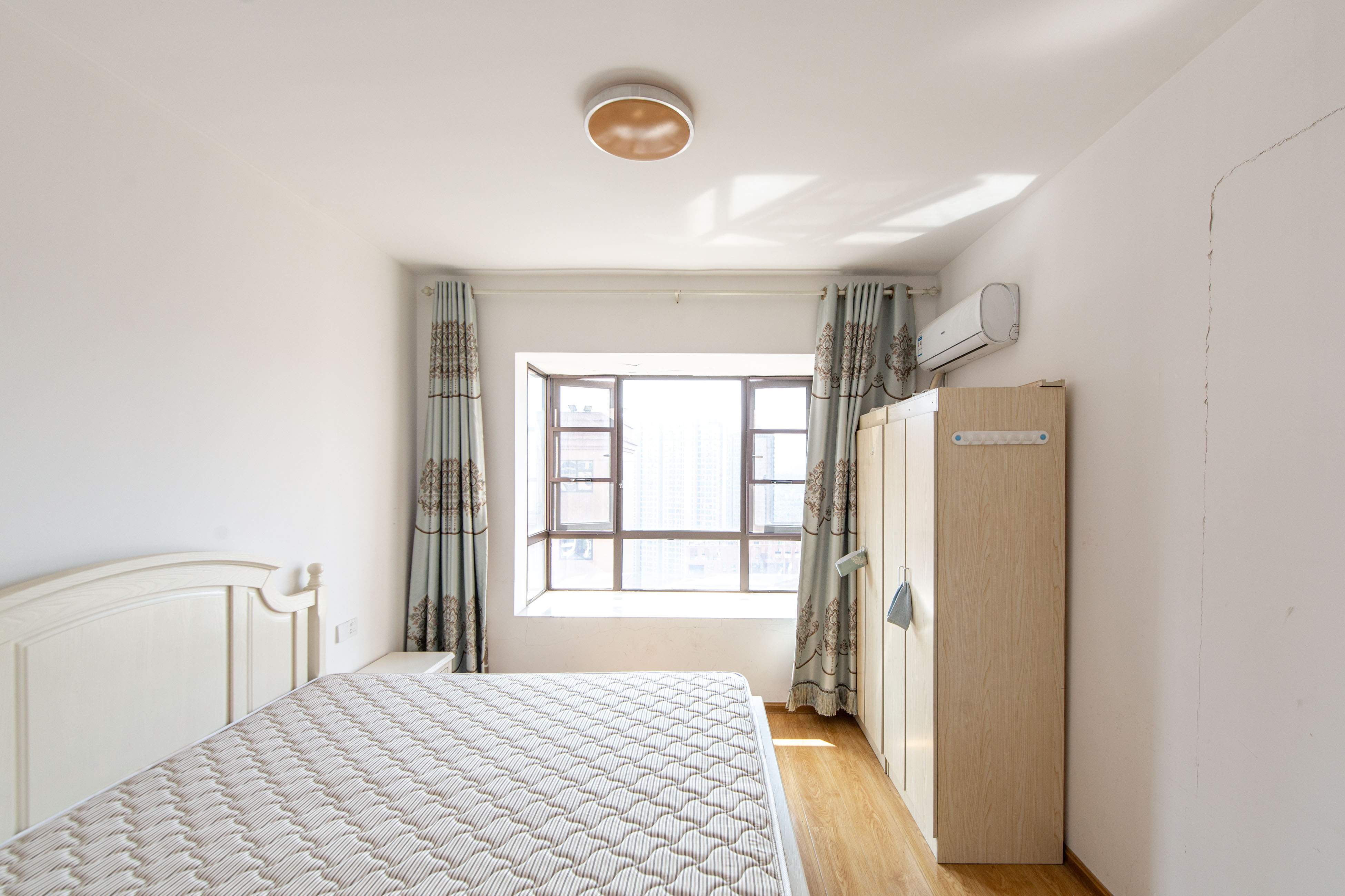 德润小区(丰升德润小区) 4室2厅2卫 140.00万 德润小区(丰升德润小区) 4室2厅2卫 140.00万卧室