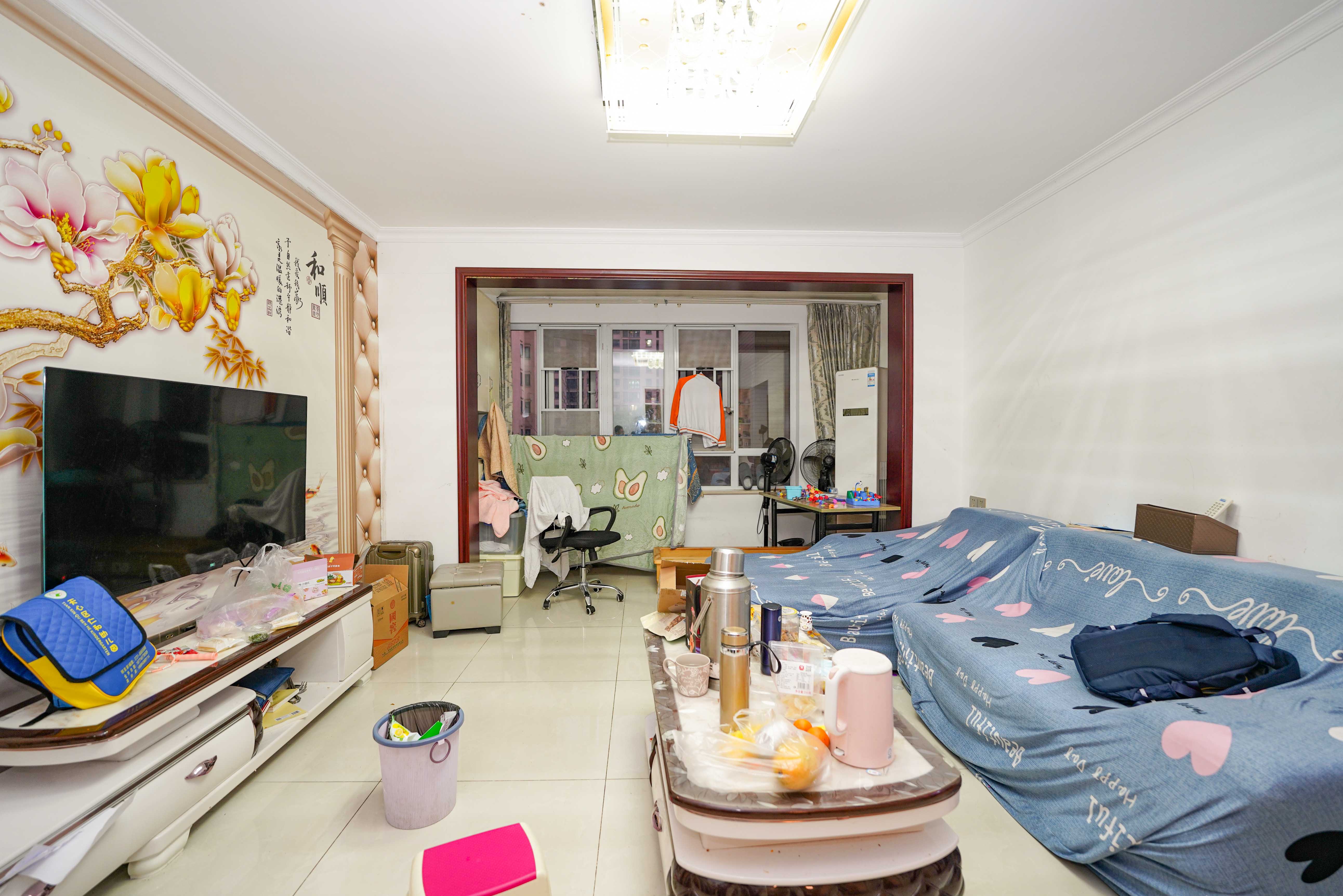 丽发新城  3室2厅1卫   86.00万客厅
