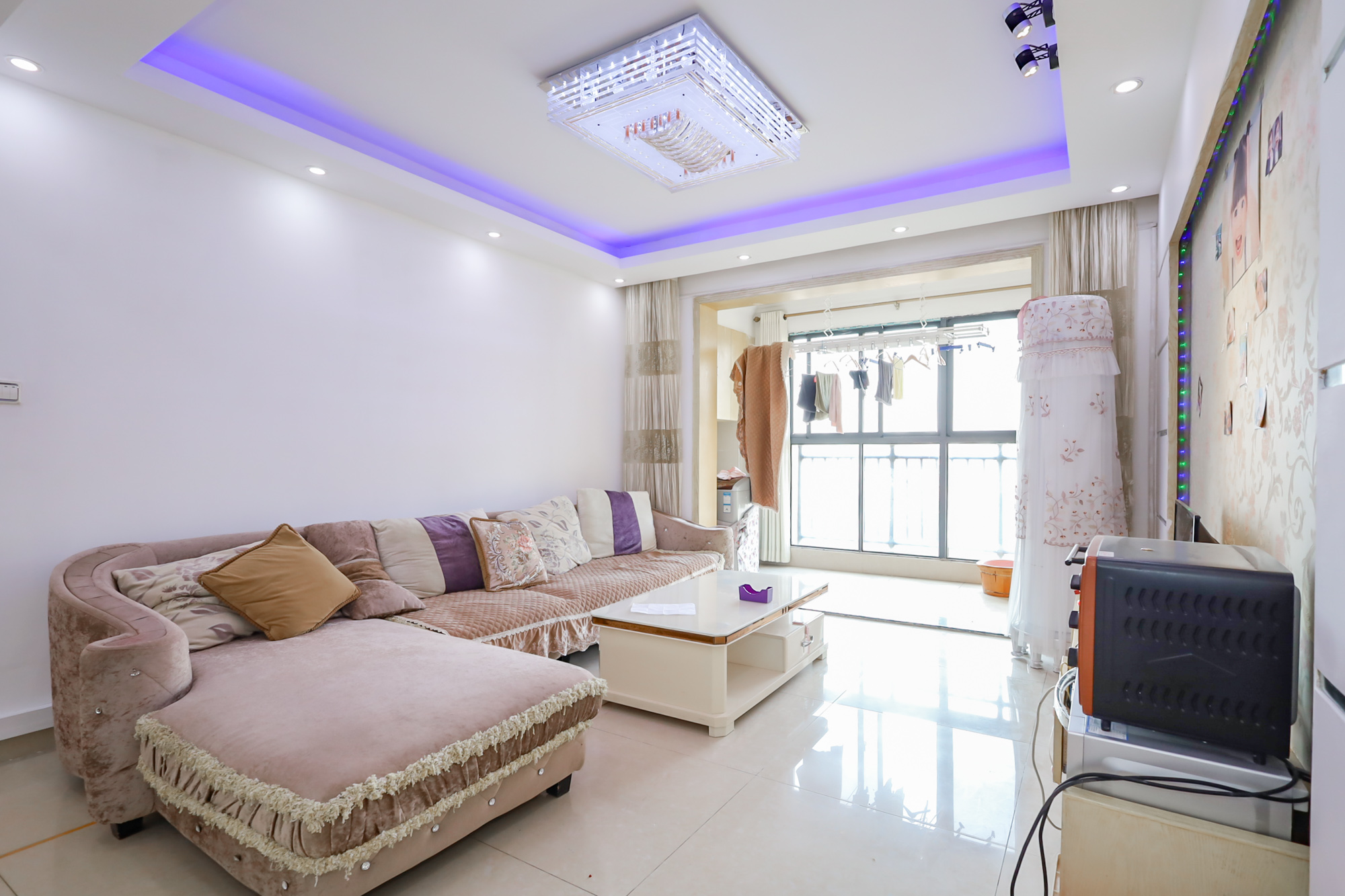 卓越蔚蓝海岸二期  3室2厅2卫    161.8万客厅