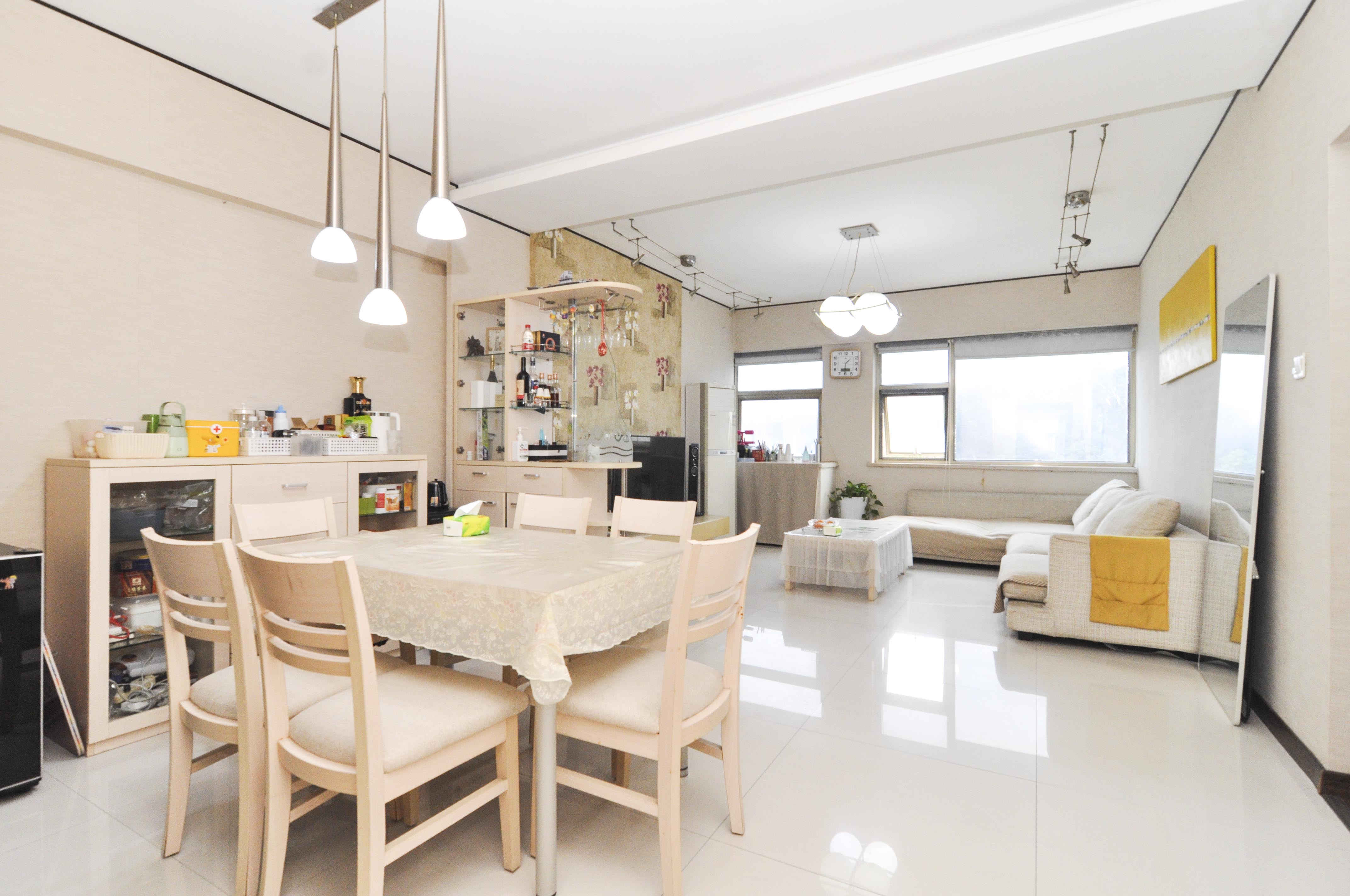 麓谷坐标  3室2厅2卫    119.0万客厅