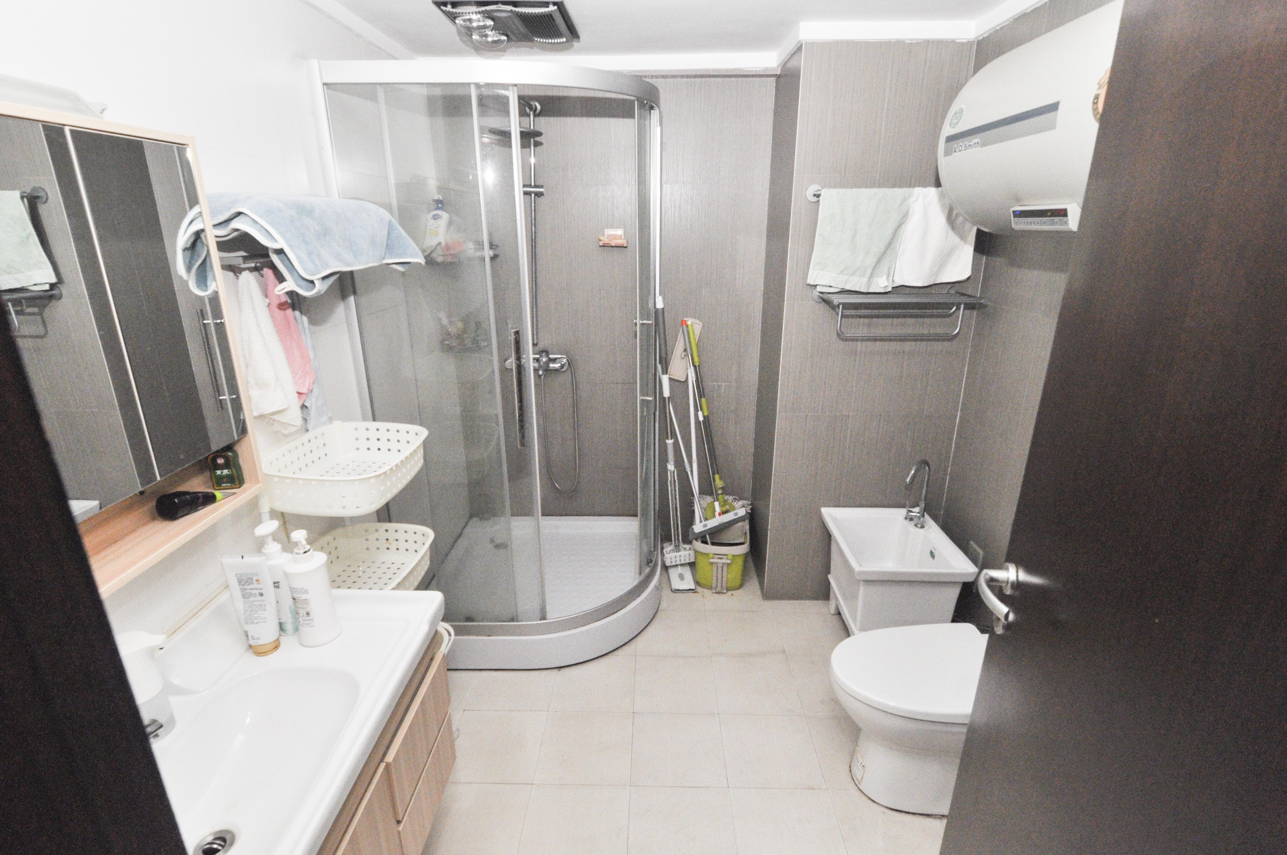 麓谷坐标  3室2厅2卫    119.0万卫生间