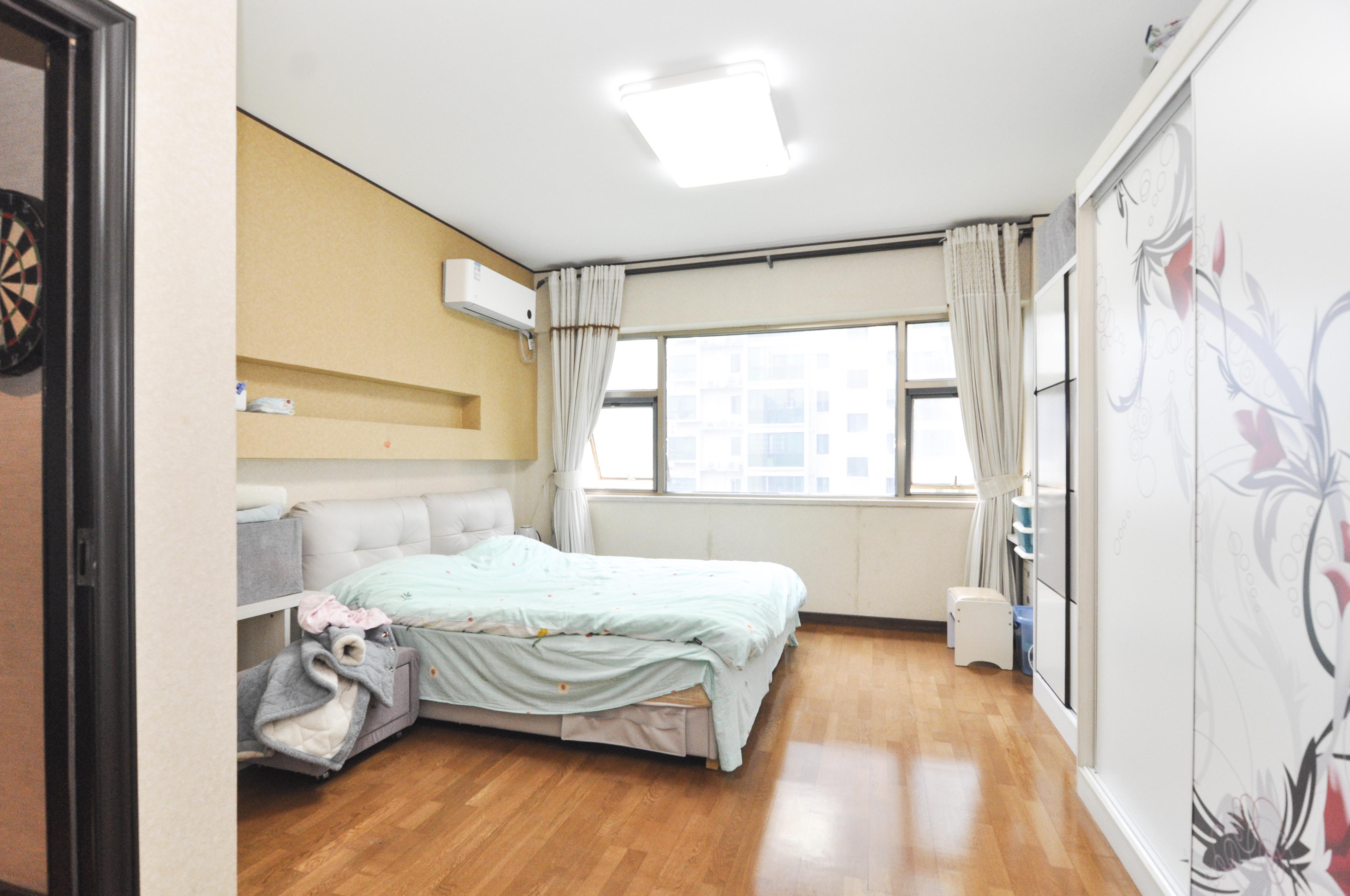 麓谷坐标  3室2厅2卫    119.0万卧室