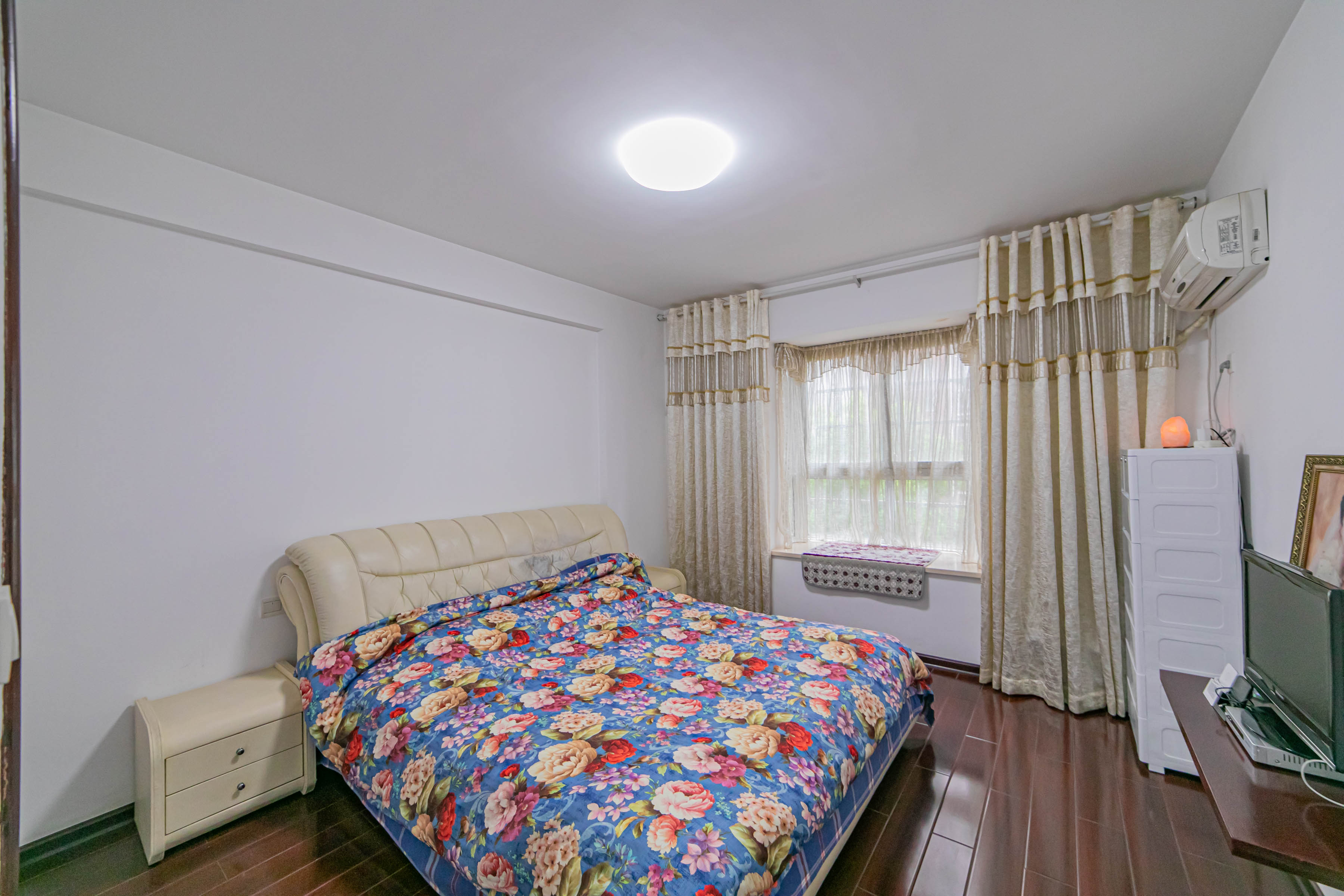 彩都公寓  4室2厅2卫   86.00万 彩都公寓  4室2厅2卫   86.00万卧室