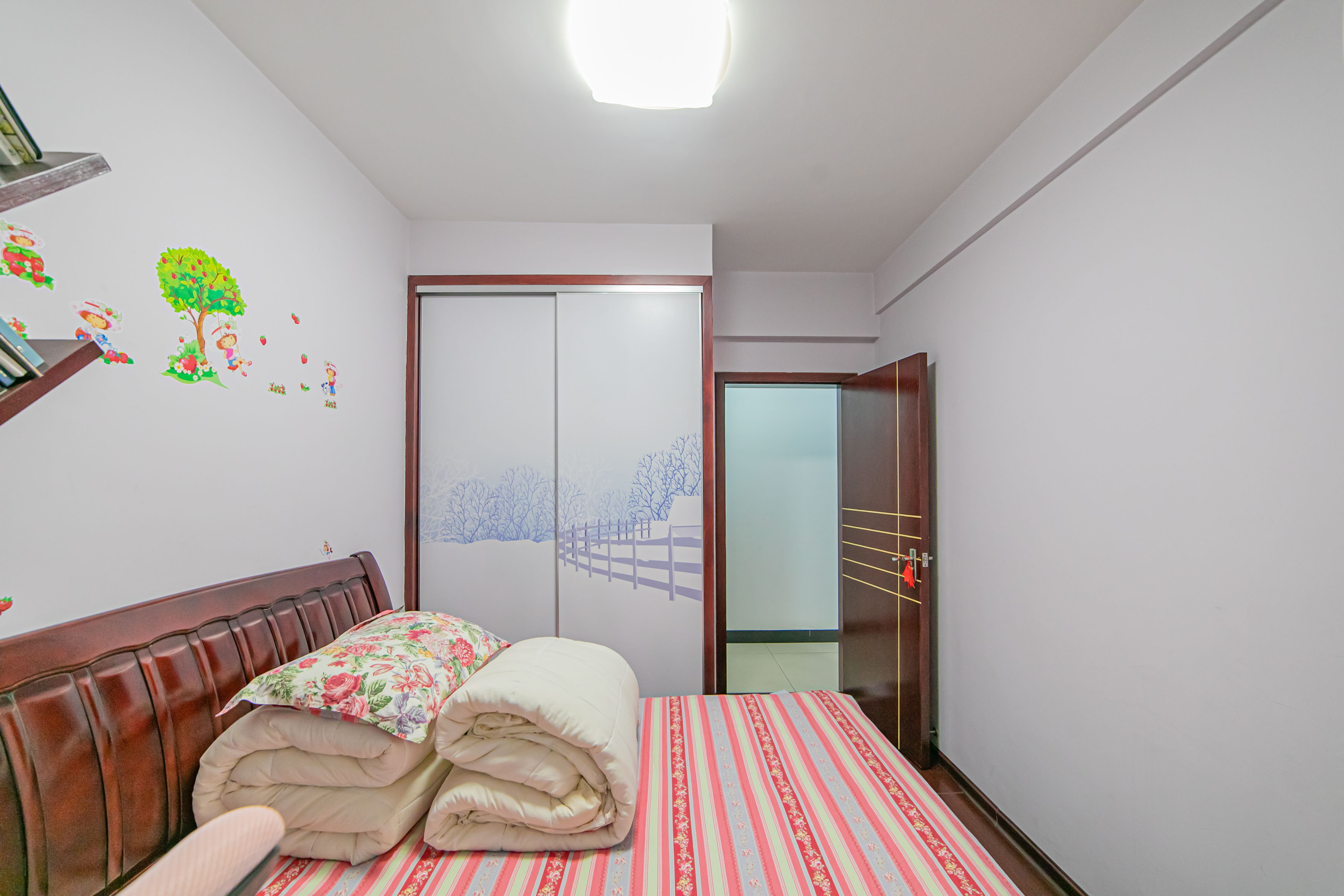 彩都公寓  4室2厅2卫   86.00万 彩都公寓  4室2厅2卫   86.00万卧室