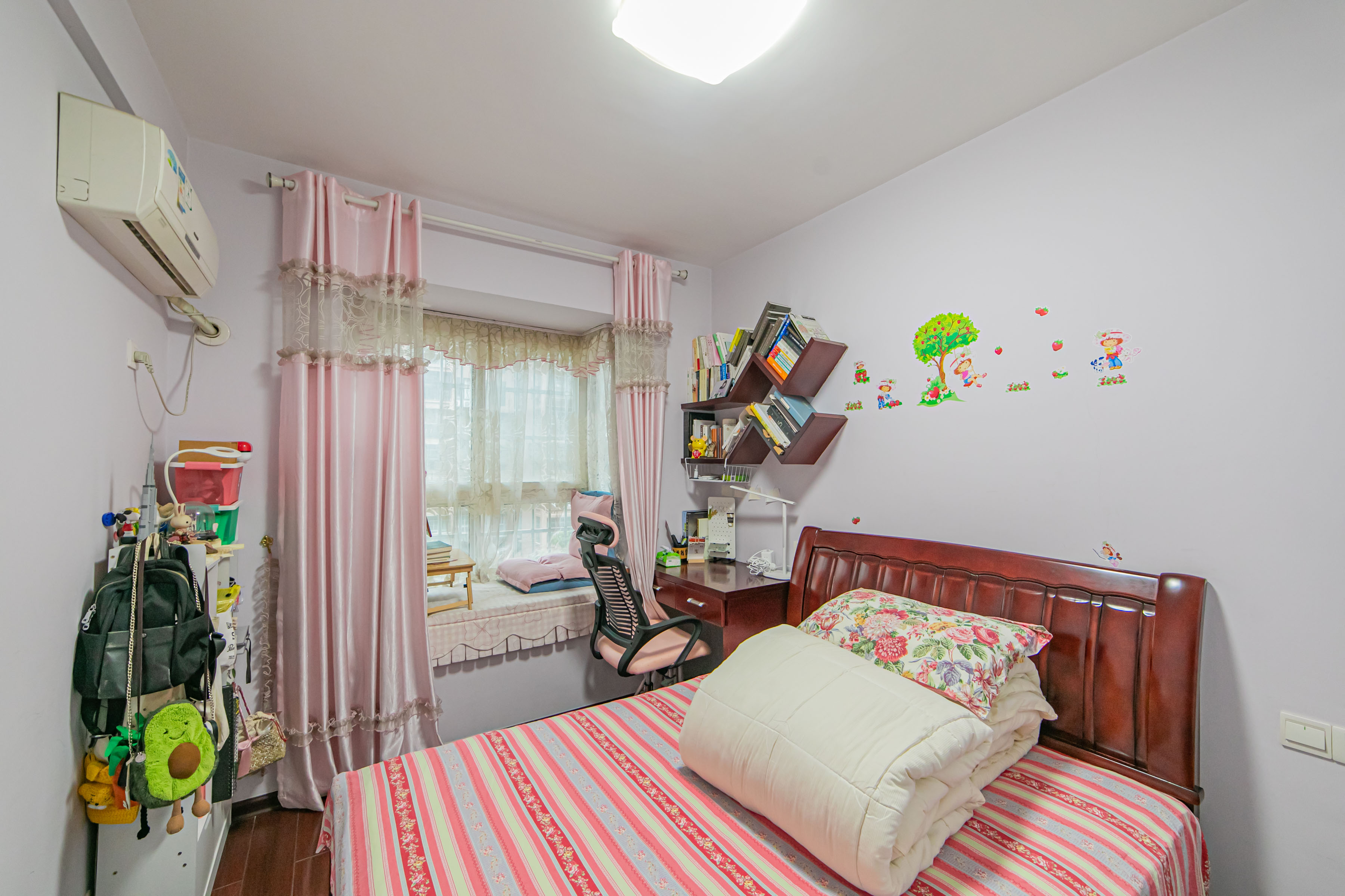 彩都公寓  4室2厅2卫   86.00万 彩都公寓  4室2厅2卫   86.00万卧室