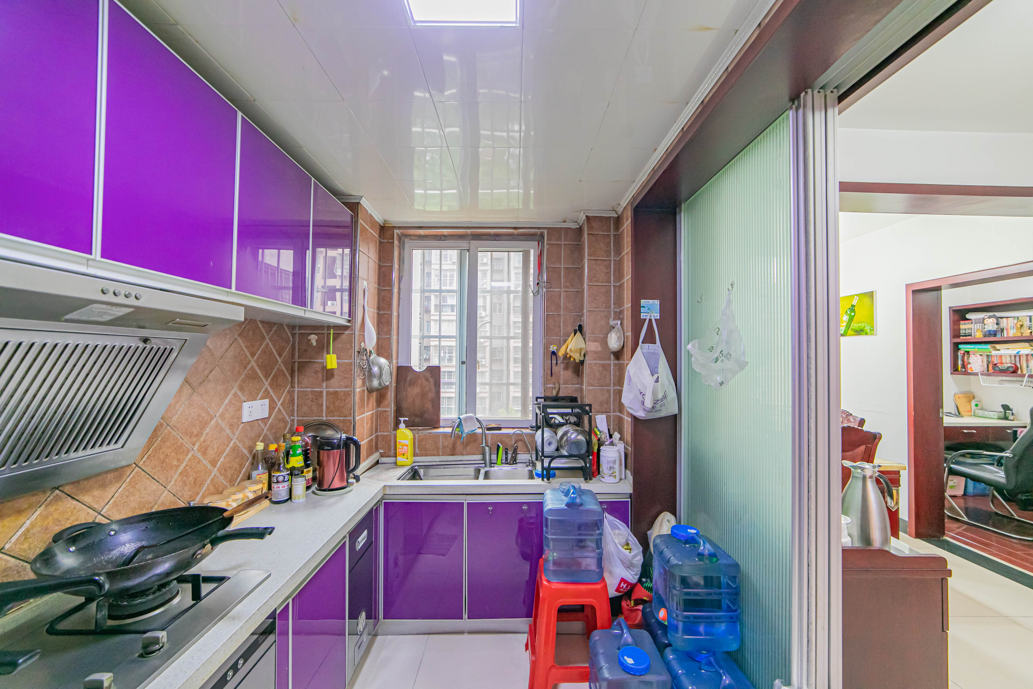 彩都公寓  4室2厅2卫   86.00万 彩都公寓  4室2厅2卫   86.00万厨房