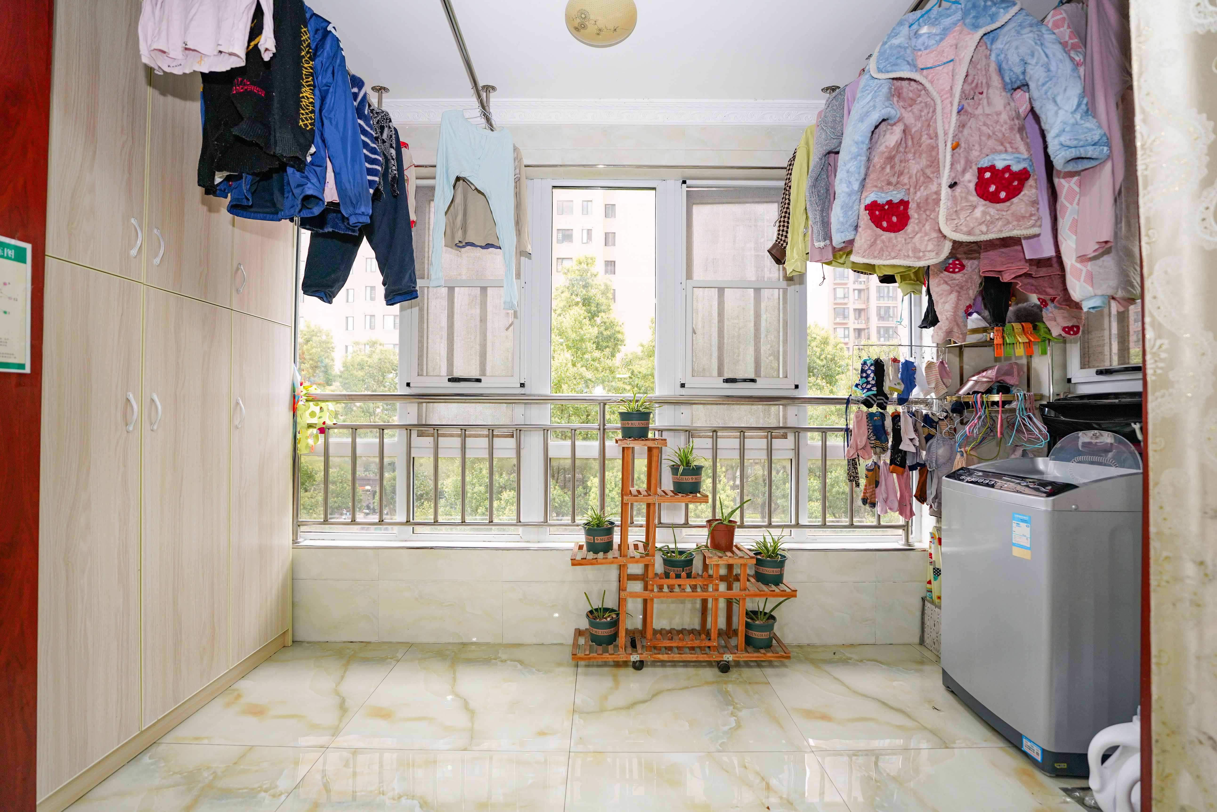 丽发新城  3室2厅2卫   108.00万阳台