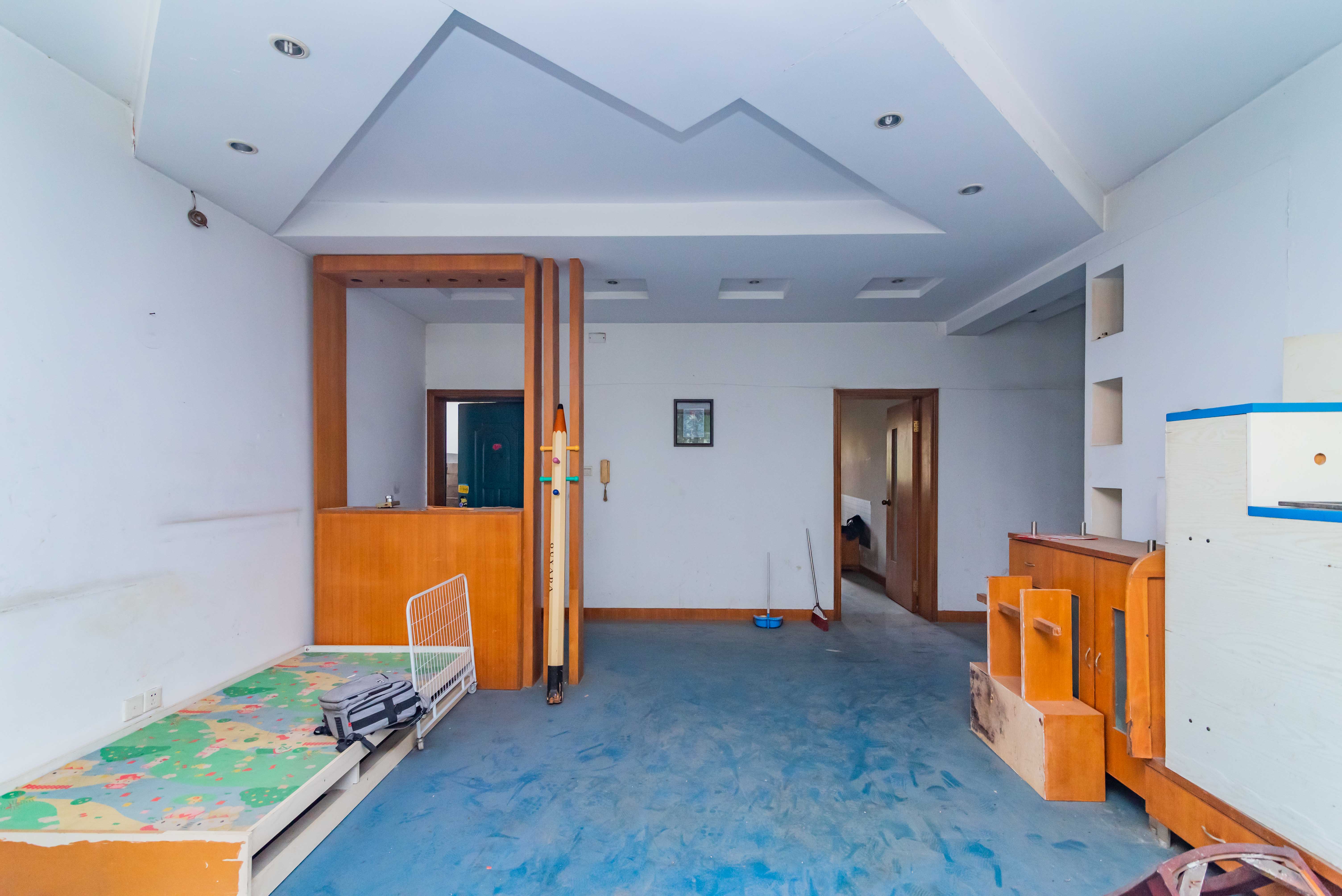 陈家湖小区  4室2厅2卫   138.60万客厅