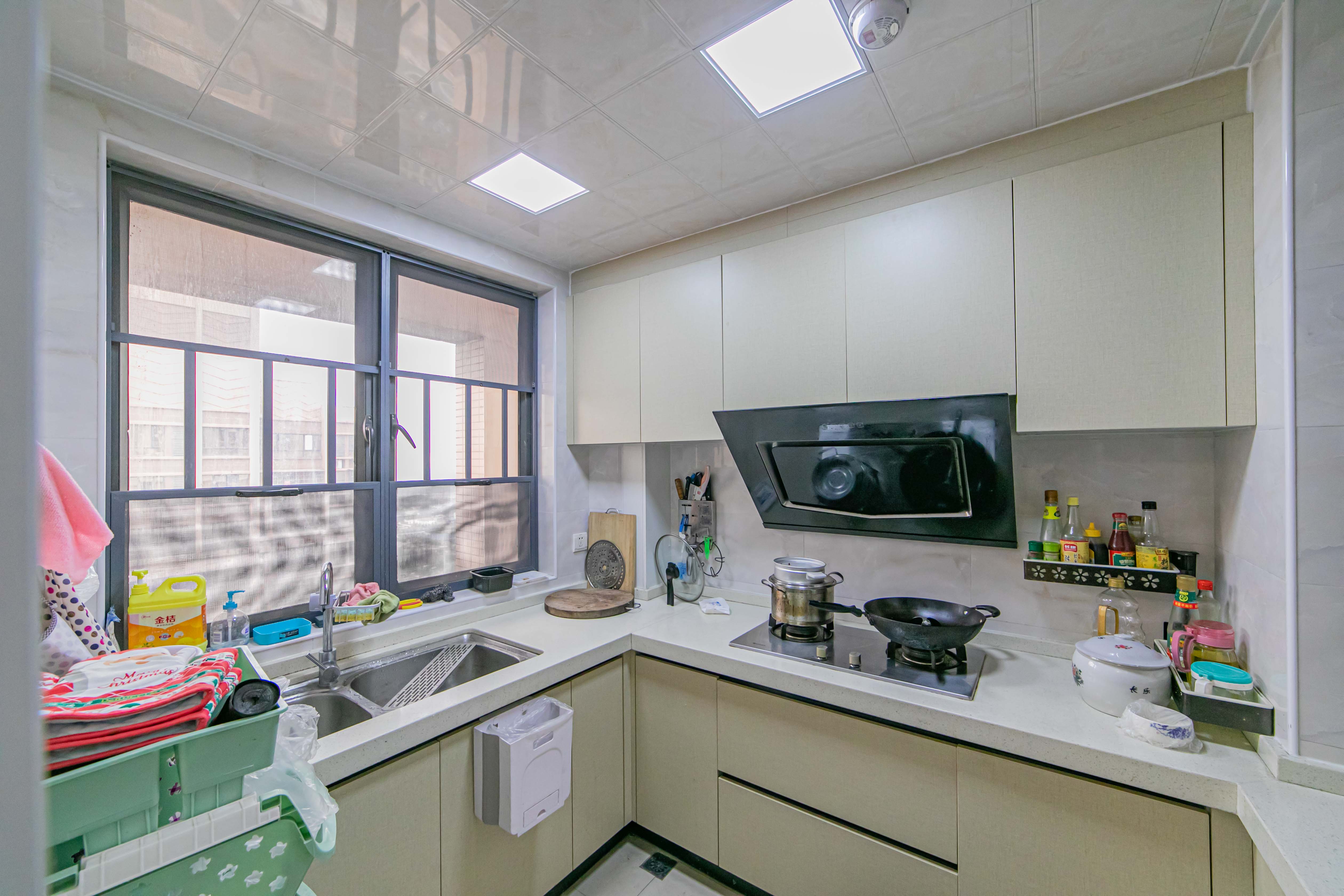 深业睿城 3室2厅1卫 126.0万 深业睿城 3室2厅1卫 126.0万厨房