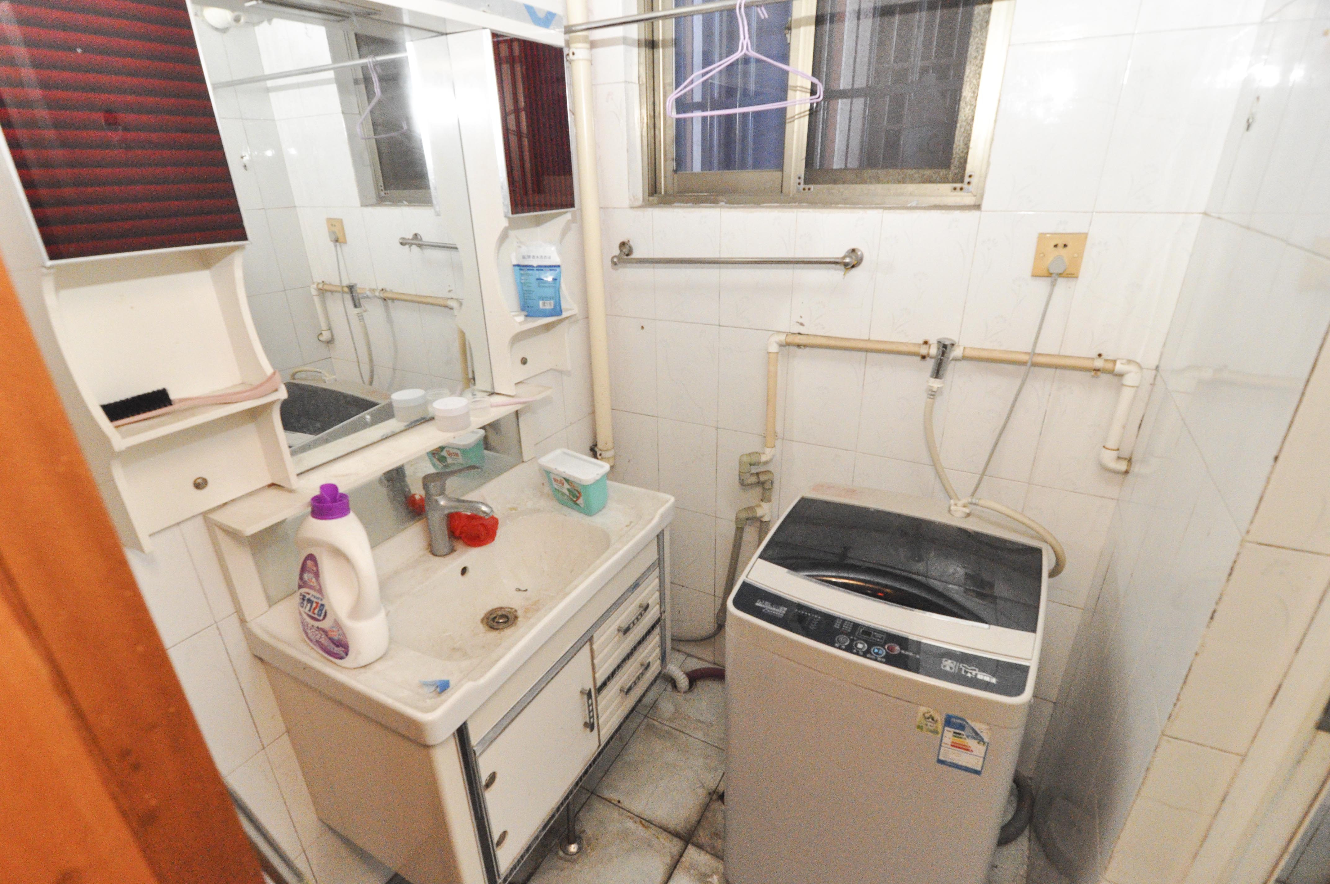 阳明山庄  3室2厅2卫   82.00万卫生间