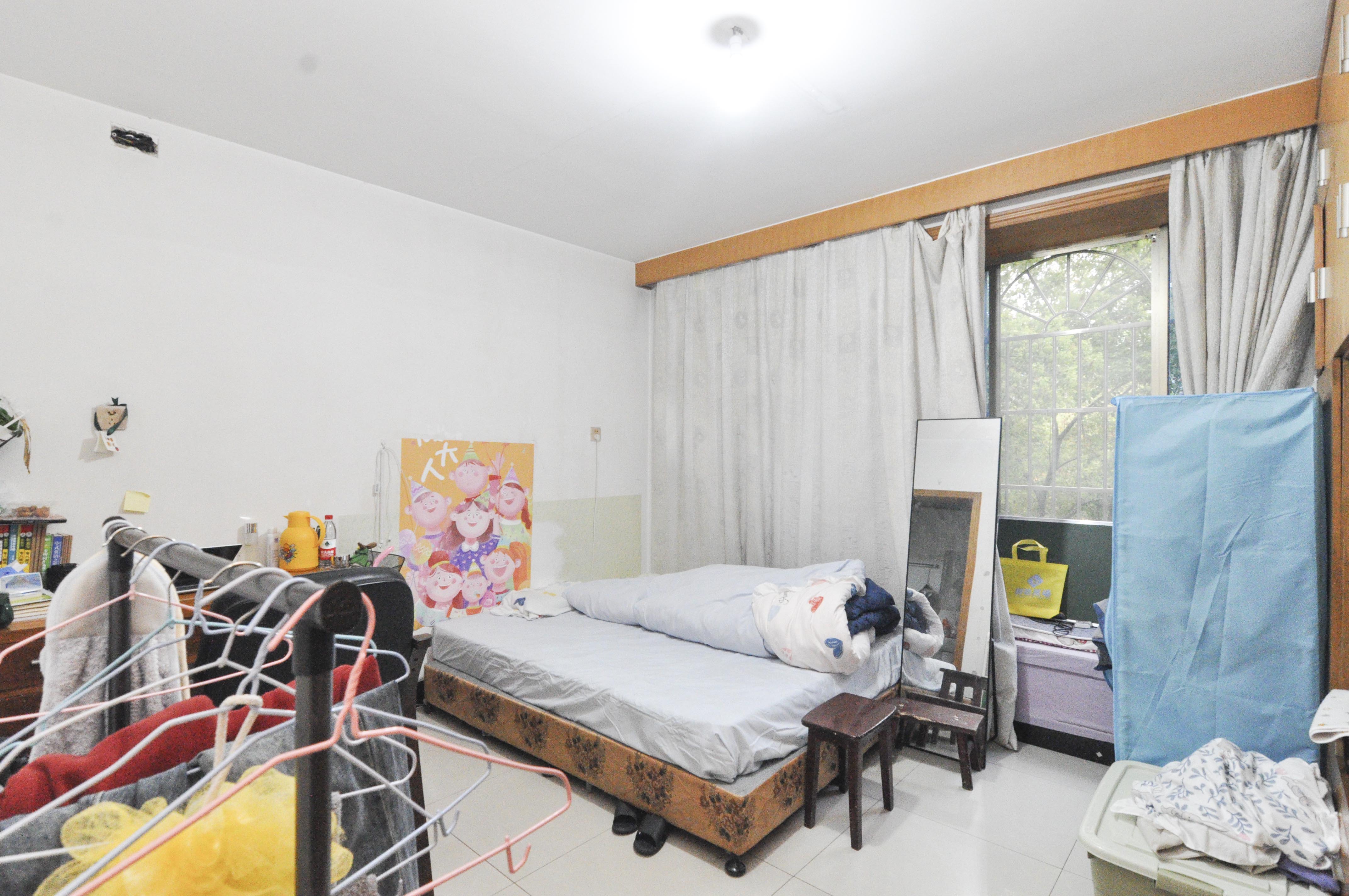 阳明山庄  3室2厅2卫   82.00万卧室