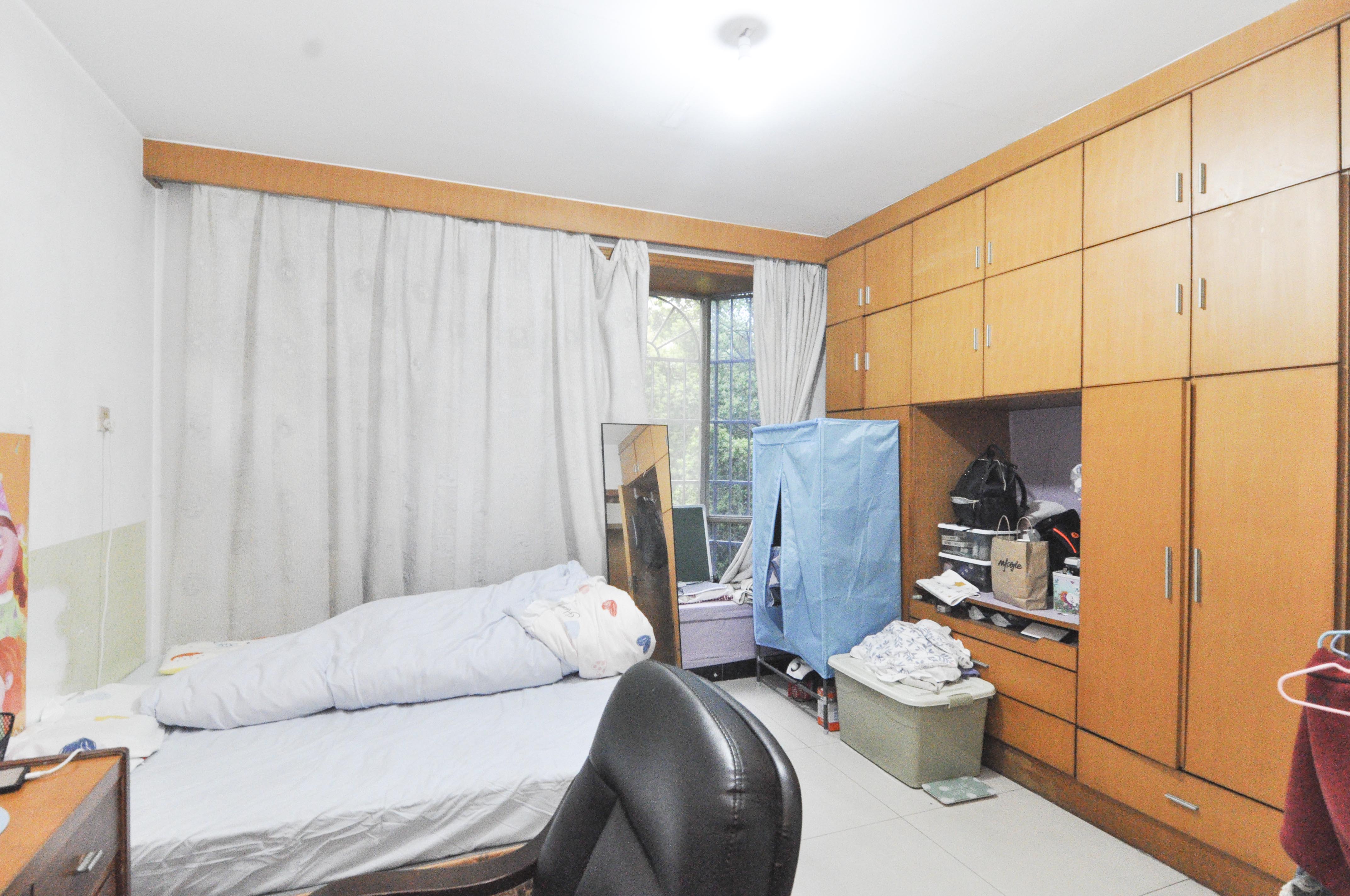 阳明山庄  3室2厅2卫   82.00万卧室