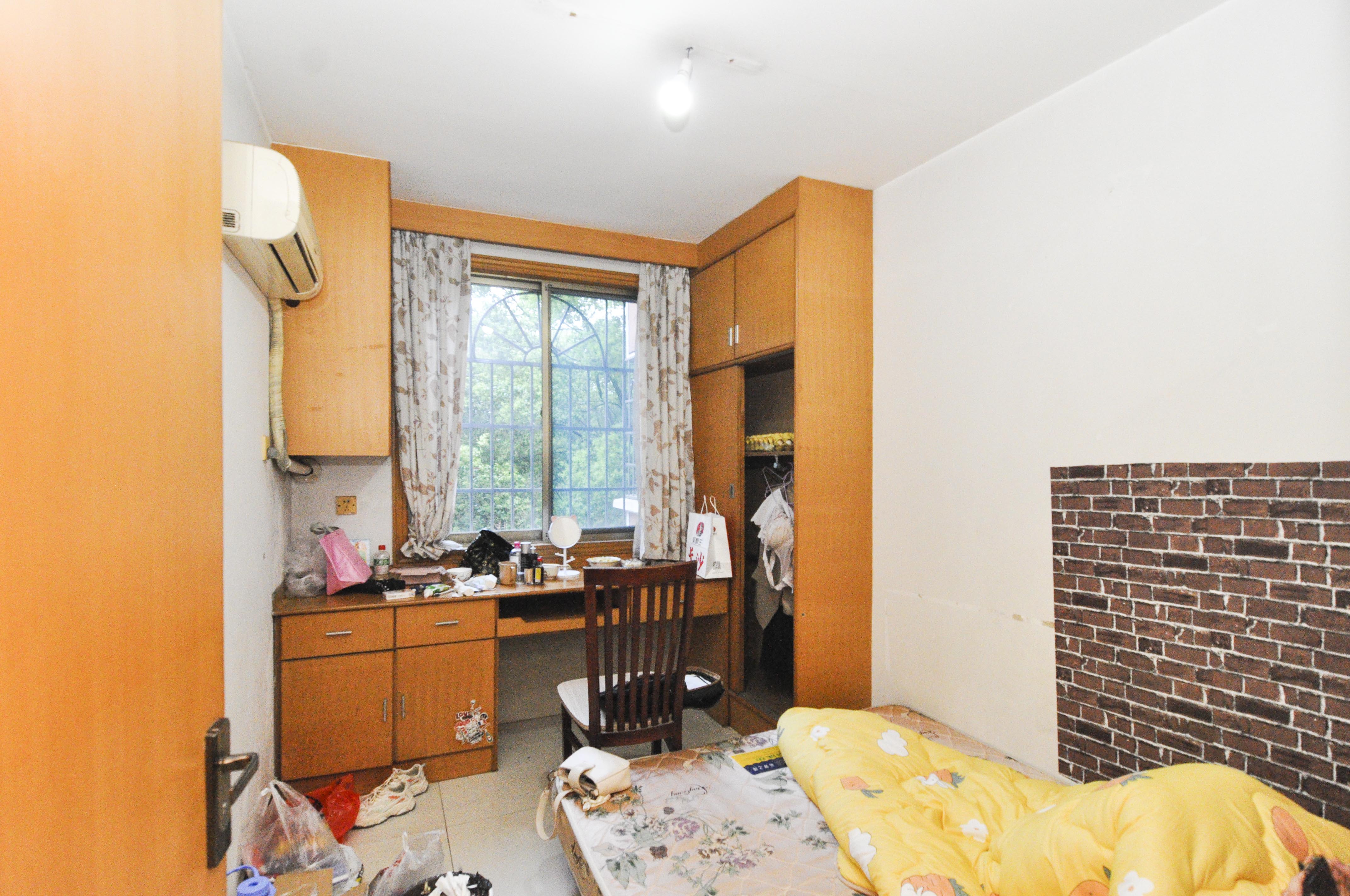 阳明山庄  3室2厅2卫   82.00万卧室