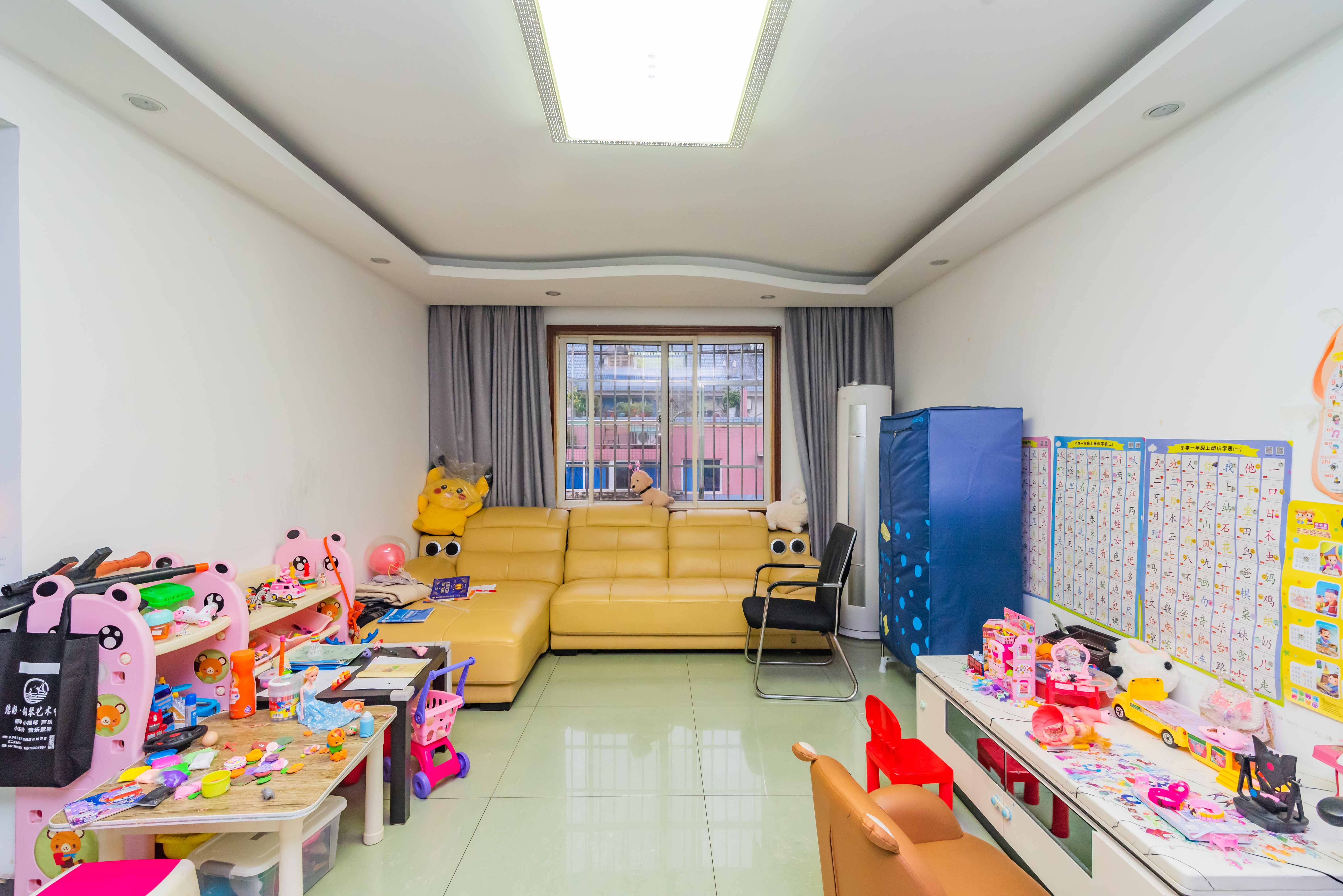 四方小区  5室2厅3卫   135.00万