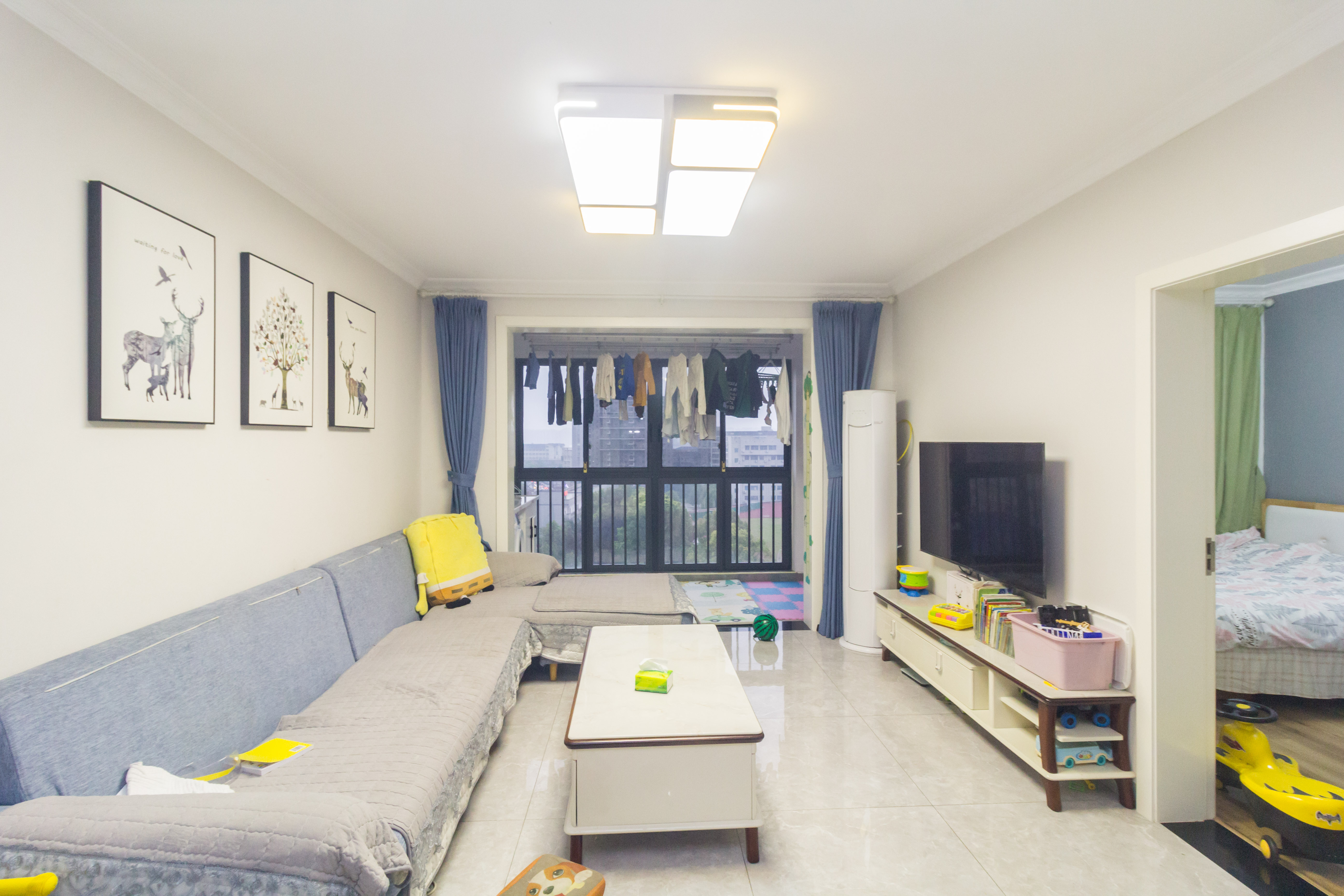 湘楚华庭 3室2厅1卫 68.00万 湘楚华庭 3室2厅1卫 68.00万客厅