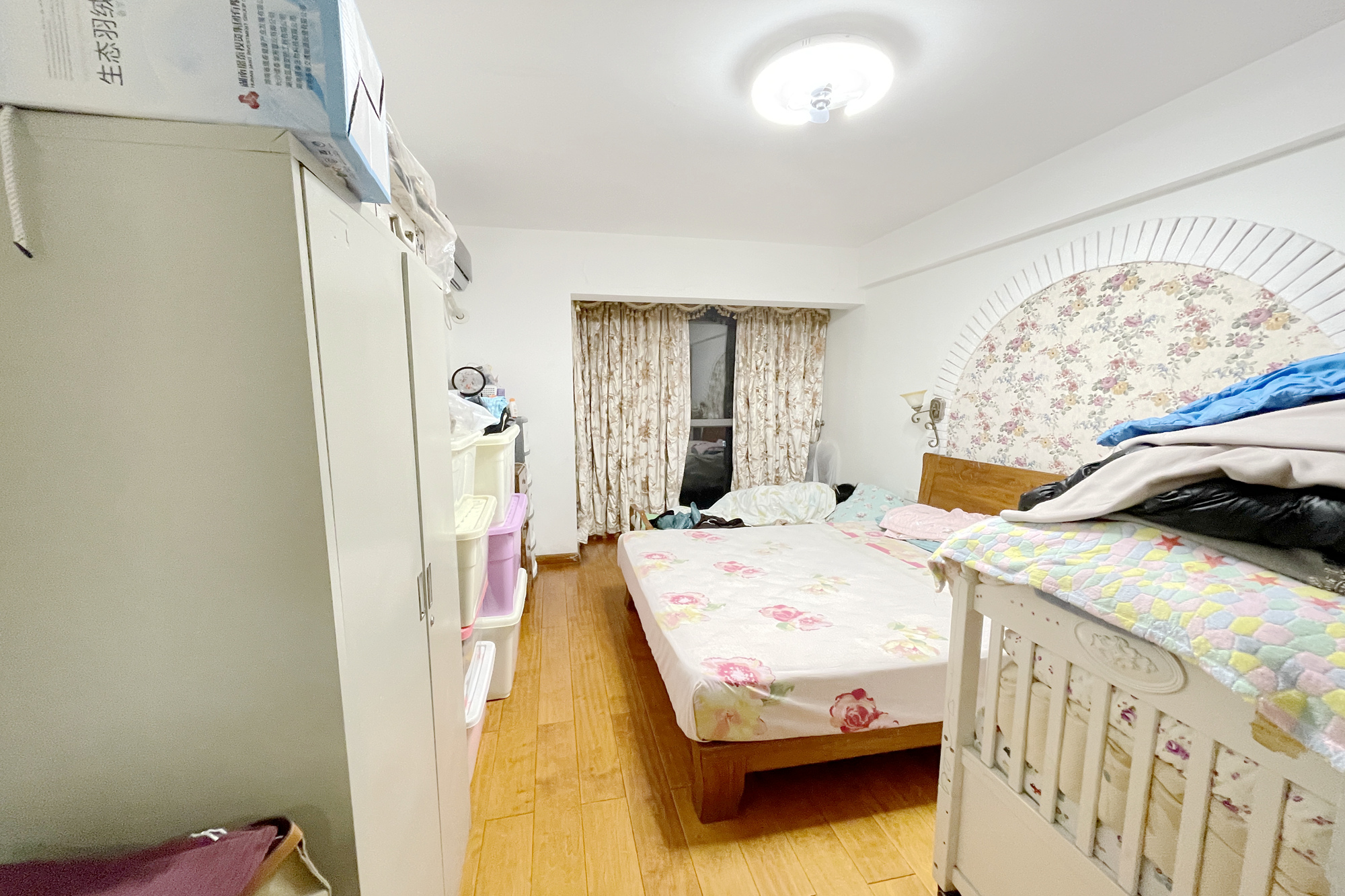 建鸿达华都（华都小户型及大华写字楼）  4室2厅2卫   358.00万卧室