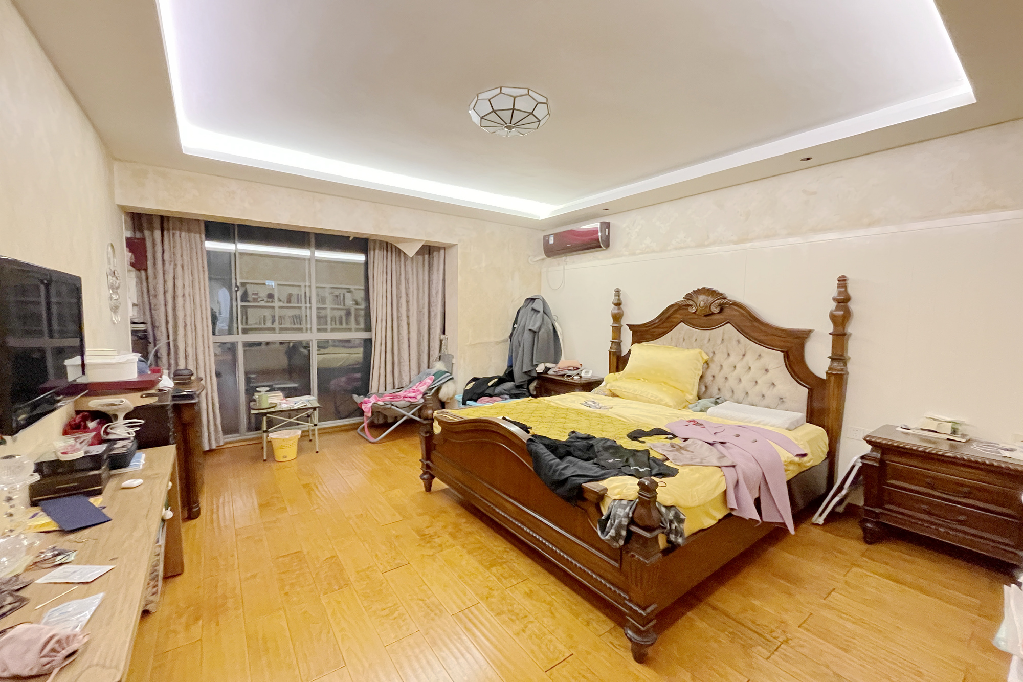 建鸿达华都（华都小户型及大华写字楼）  4室2厅2卫   358.00万卧室