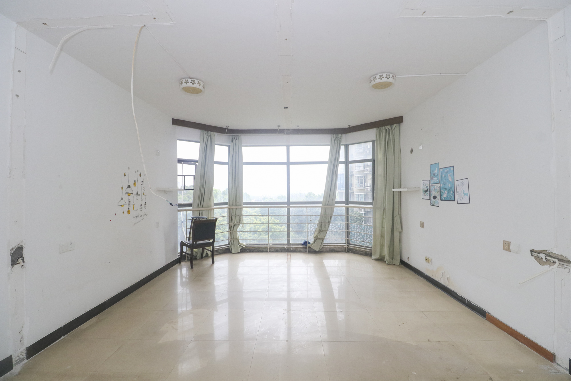 沁園春  4室2廳2衛(wèi)    130.0萬客廳